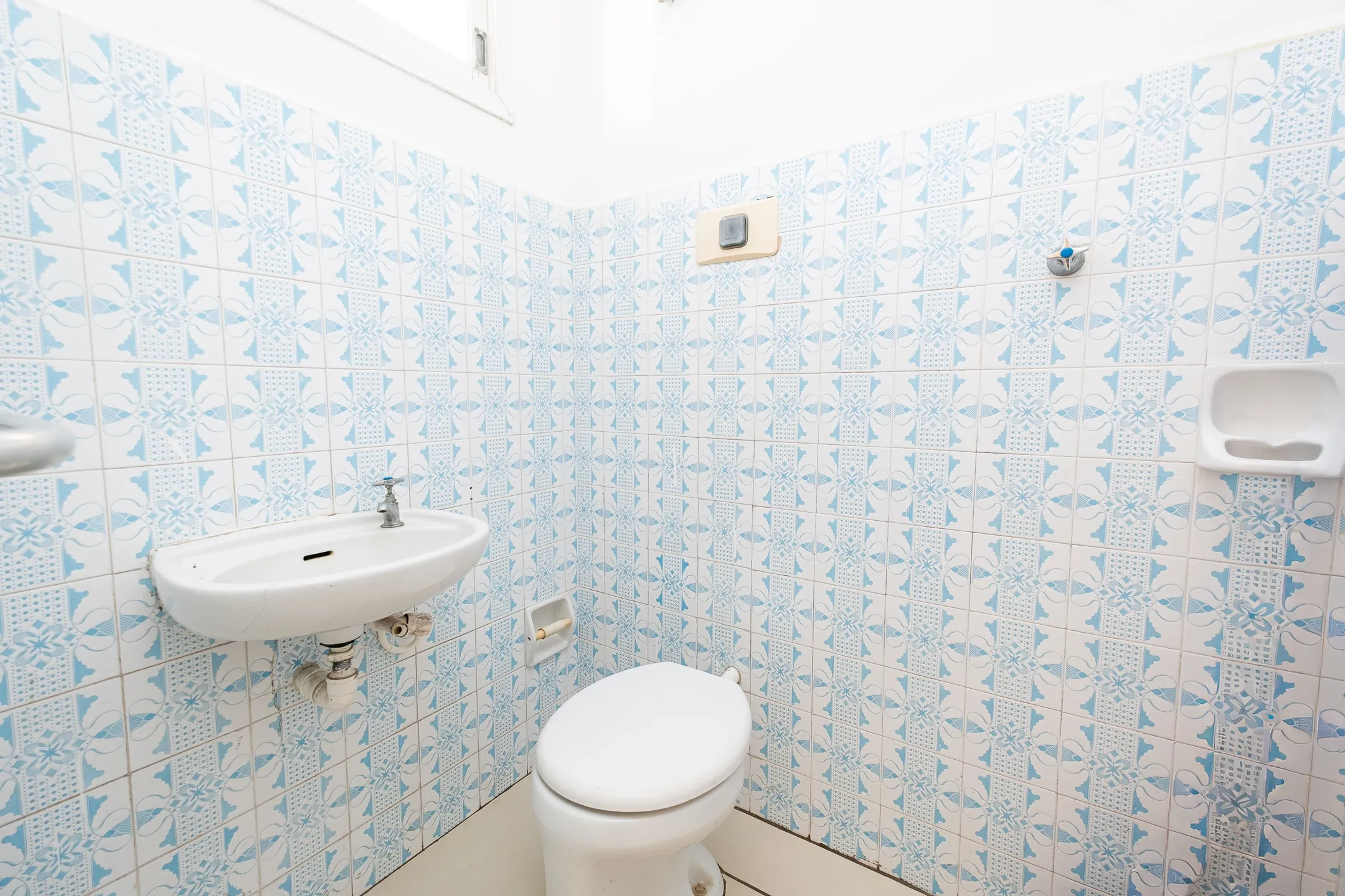 Apartamento para locação no Edifício Itapuã com 2 quartos, dependência completa, ambientes amplos e excelente localização. - 11