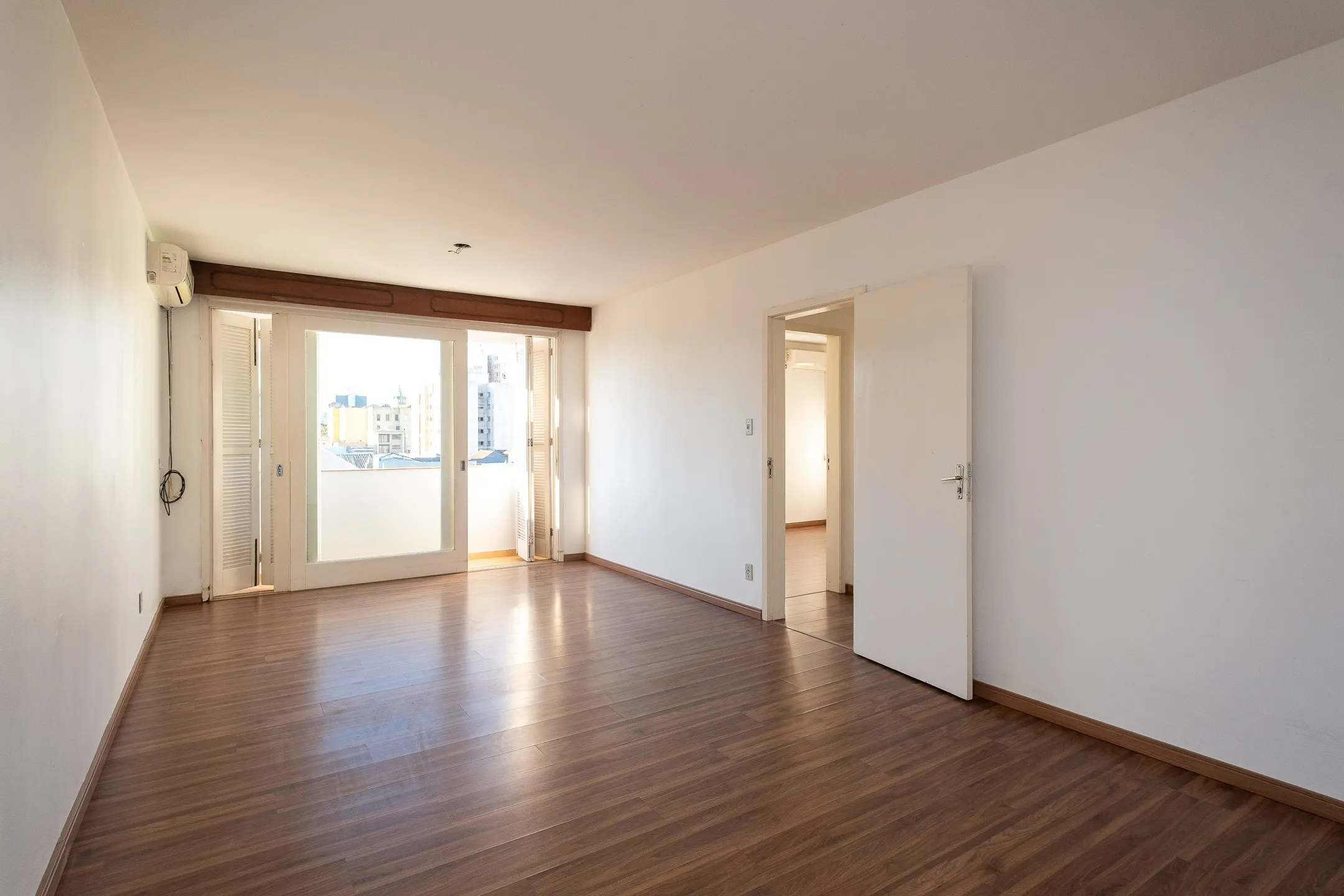 Apartamento para locação no Edifício Itapuã com 2 quartos, dependência completa, ambientes amplos e excelente localização.