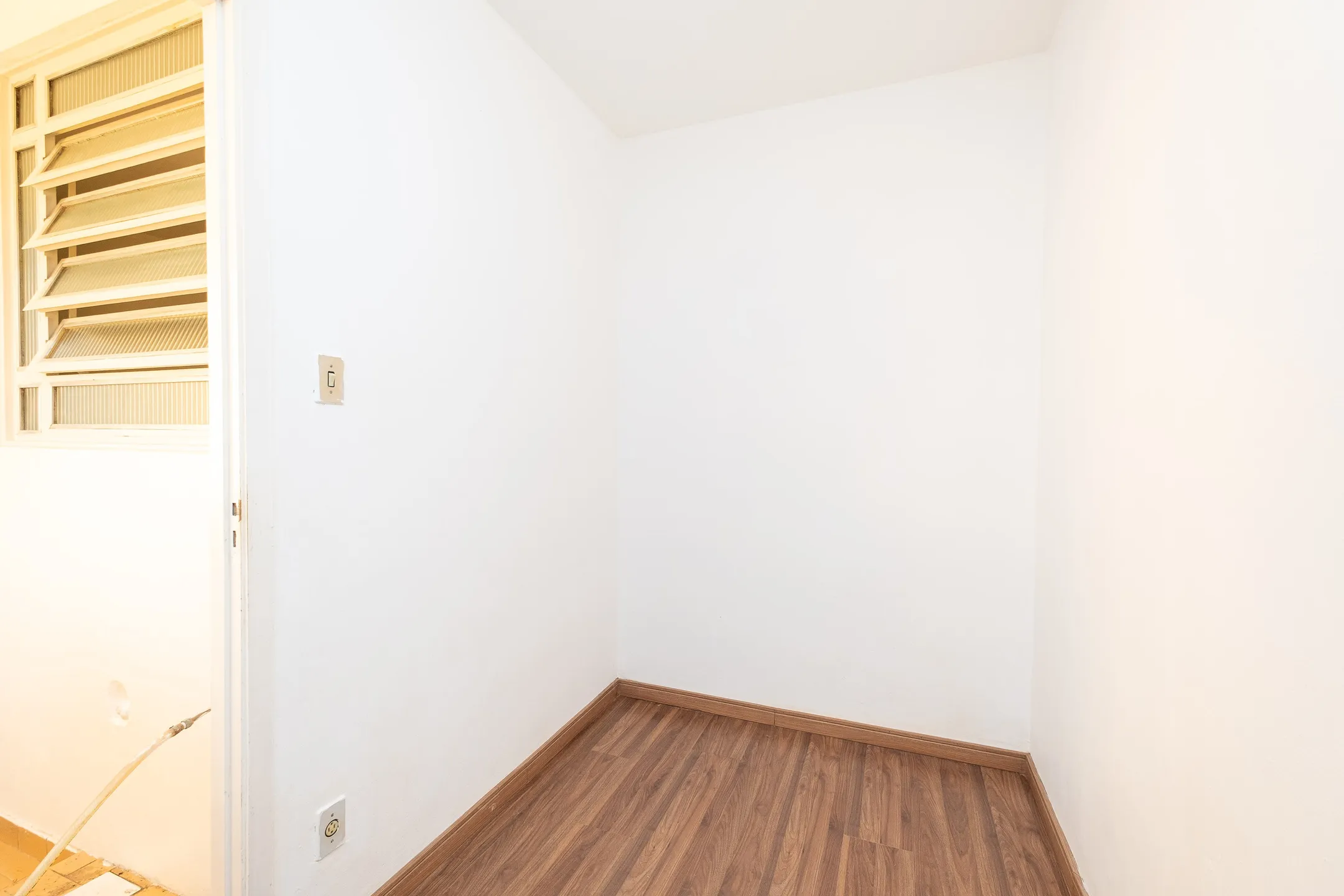 Apartamento para locação no Edifício Itapuã com 2 quartos, dependência completa, ambientes amplos e excelente localização. - 12