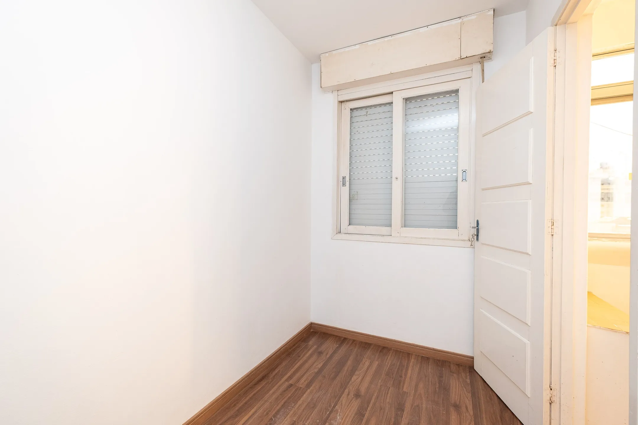 Apartamento para locação no Edifício Itapuã com 2 quartos, dependência completa, ambientes amplos e excelente localização. - 13