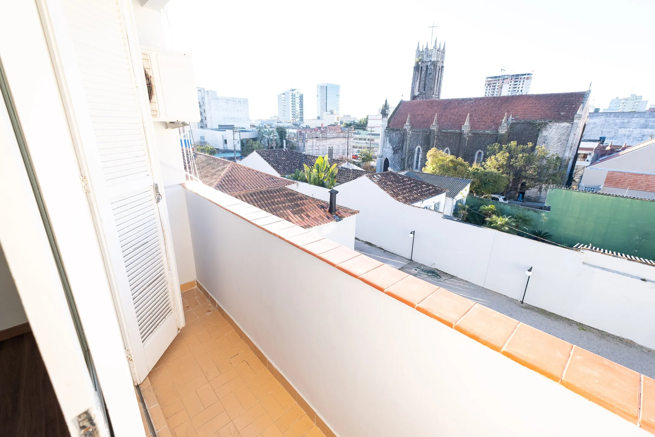 Apartamento para locação no Edifício Itapuã com 2 quartos, dependência completa, ambientes amplos e excelente localização. - 14