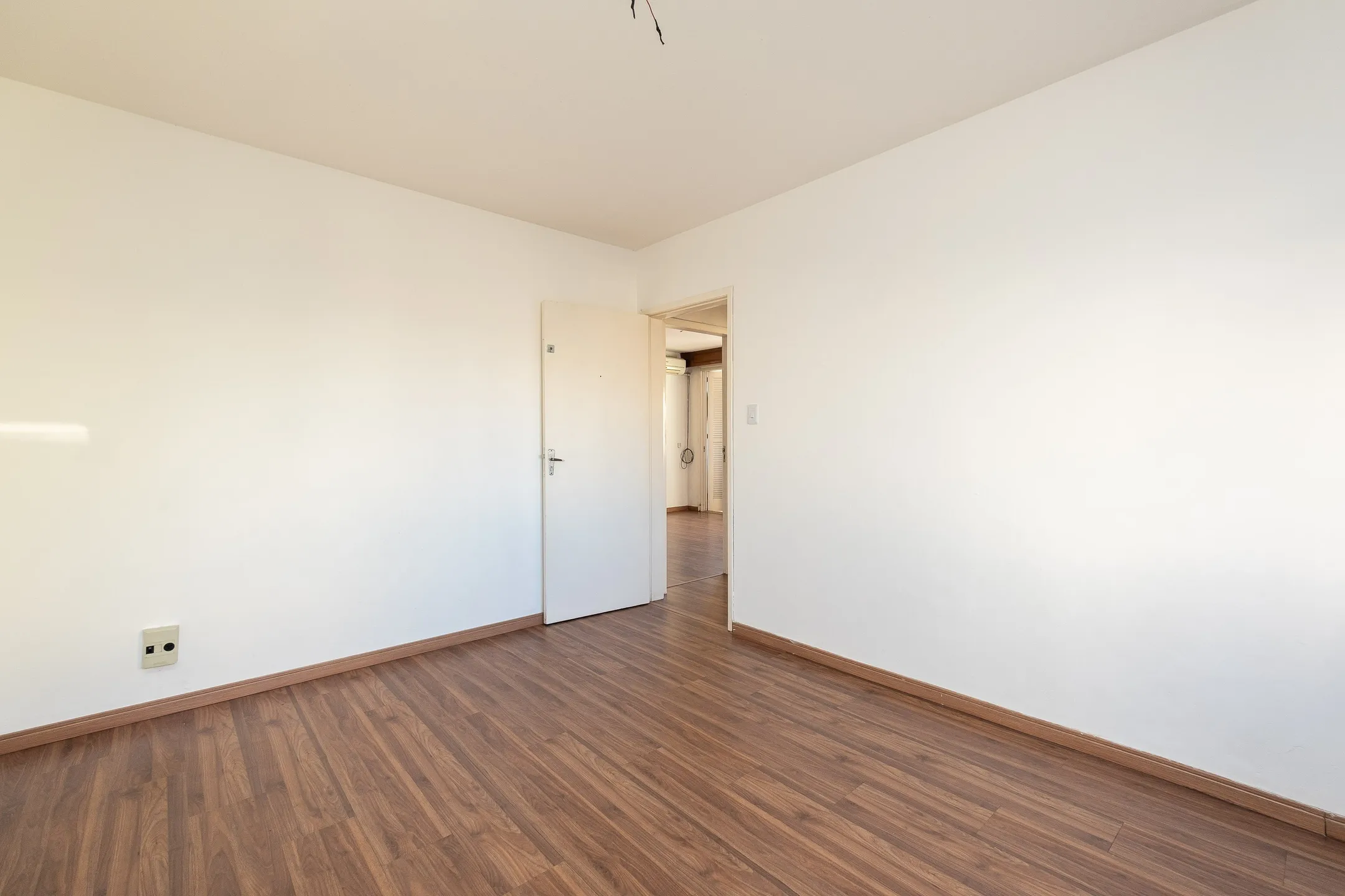 Apartamento para locação no Edifício Itapuã com 2 quartos, dependência completa, ambientes amplos e excelente localização. - 6