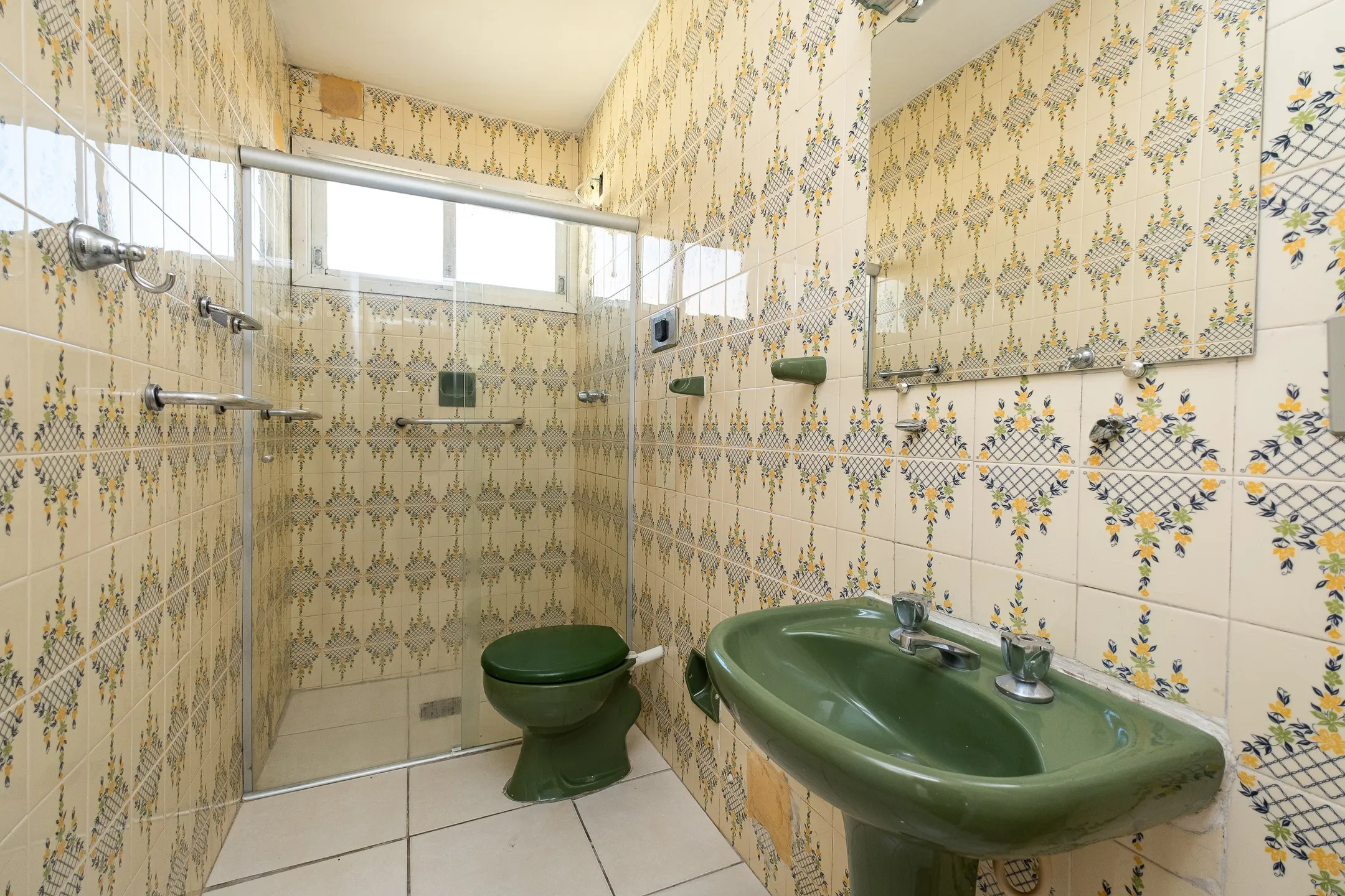 Apartamento para locação no Edifício Itapuã com 2 quartos, dependência completa, ambientes amplos e excelente localização. - 7