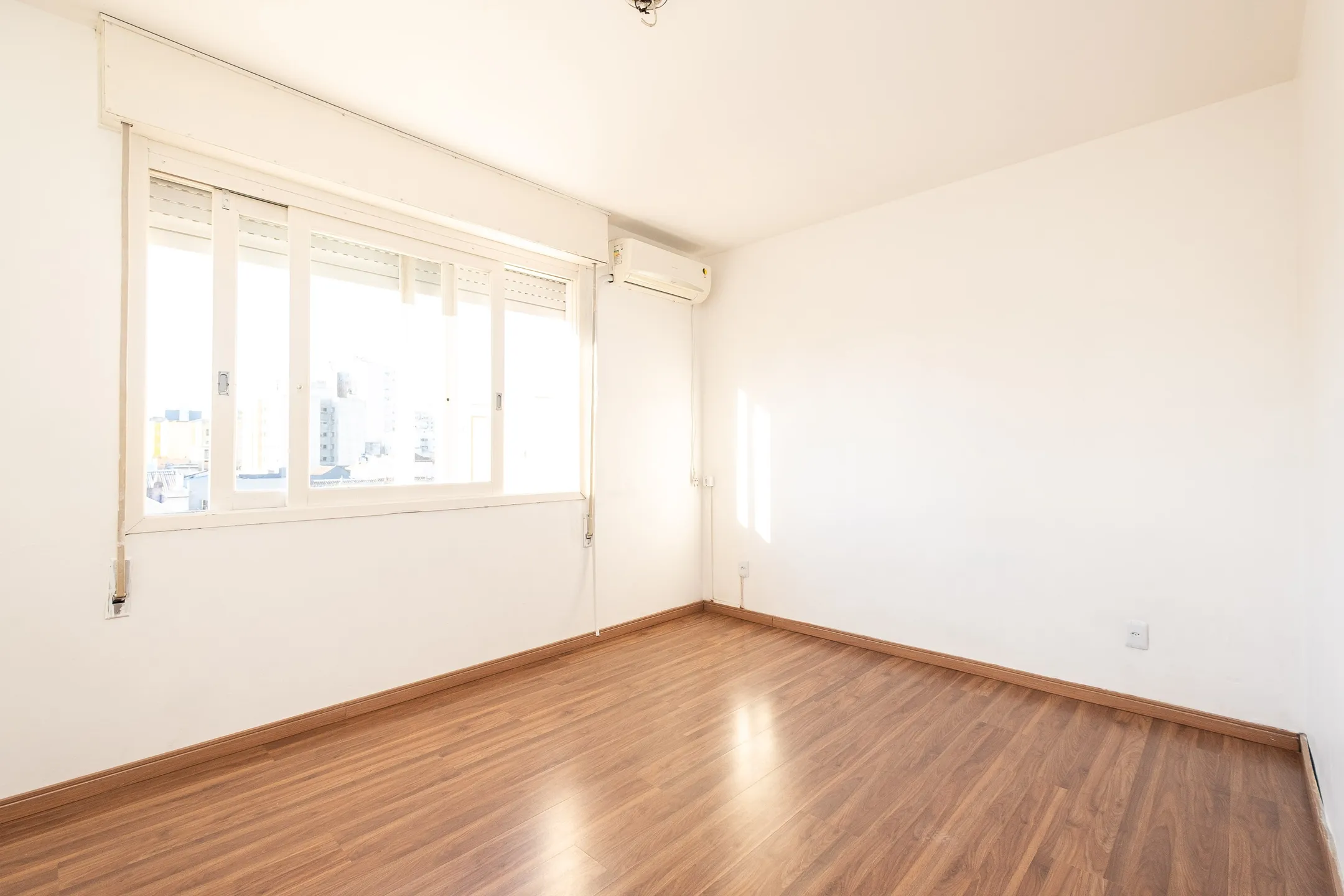 Apartamento para locação no Edifício Itapuã com 2 quartos, dependência completa, ambientes amplos e excelente localização. - 8