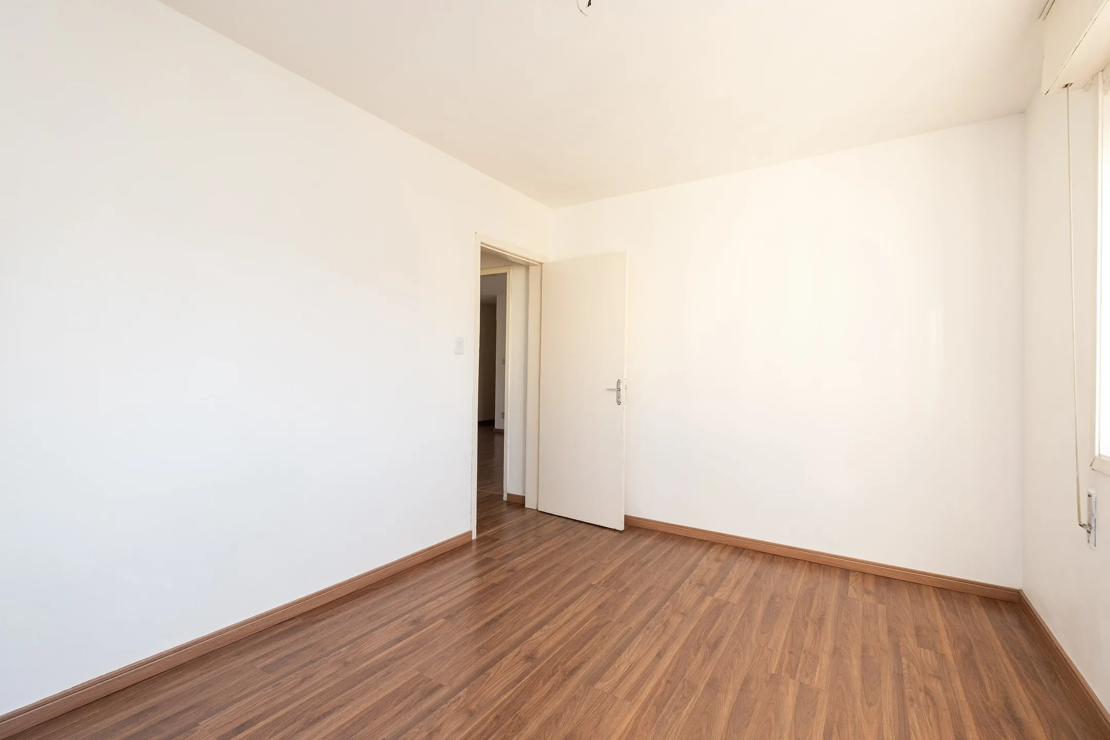 Apartamento para locação no Edifício Itapuã com 2 quartos, dependência completa, ambientes amplos e excelente localização. - 9