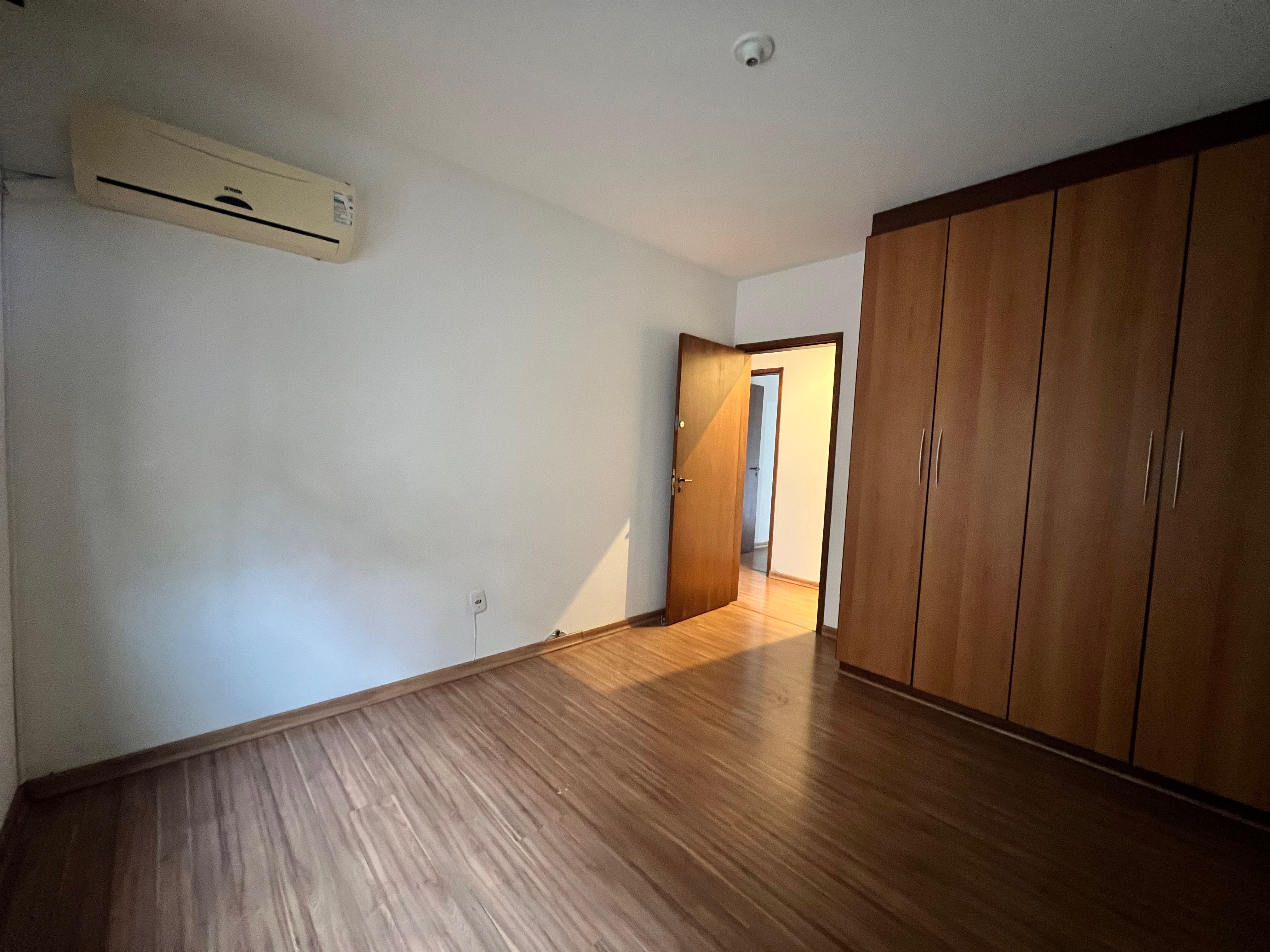 Apartamento à venda no Edifício Vila San Michele, Centro - 185m² de sofisticação, 3 quartos (sendo 1 suíte), andar alto e excelente incidência solar. - 17