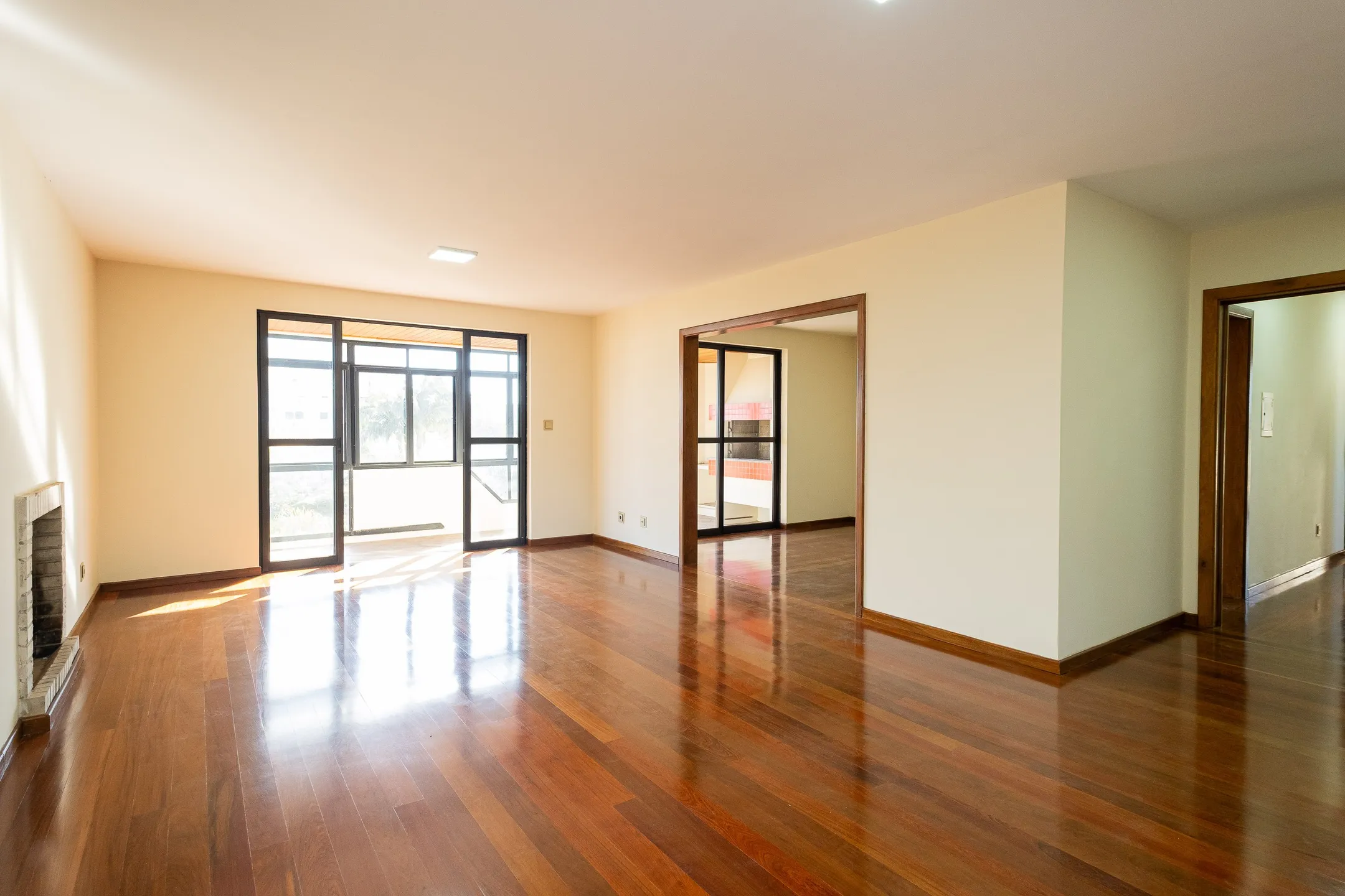 Apartamento à venda no centro de Pelotas - 215m², 3 quartos (sendo 1 suíte), lareira, sacada gourmet e próximo à Av. Dom Joaquim.