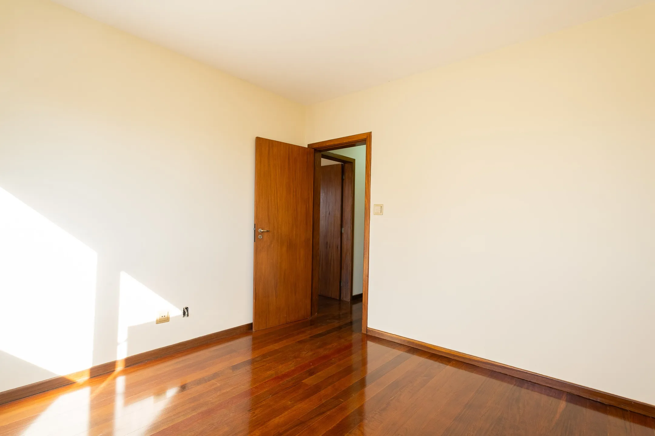 Apartamento à venda no centro de Pelotas - 215m², 3 quartos (sendo 1 suíte), lareira, sacada gourmet e próximo à Av. Dom Joaquim. - 13