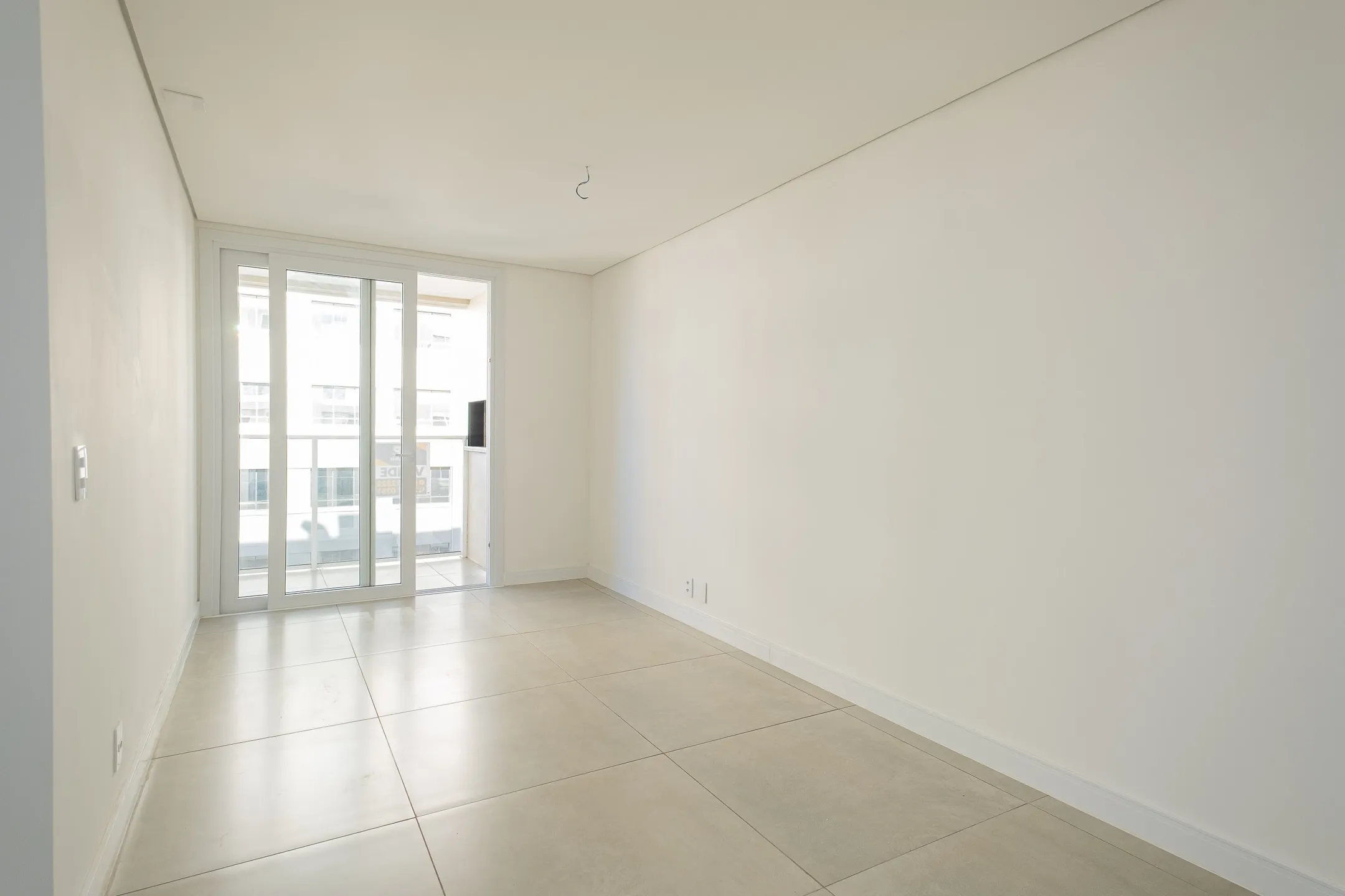 Apartamento à venda no Miguel Zabaleta, centro de Pelotas - 68m², 2 quartos (sendo 1 suíte), acabamentos de alto padrão e andar alto com sacada.