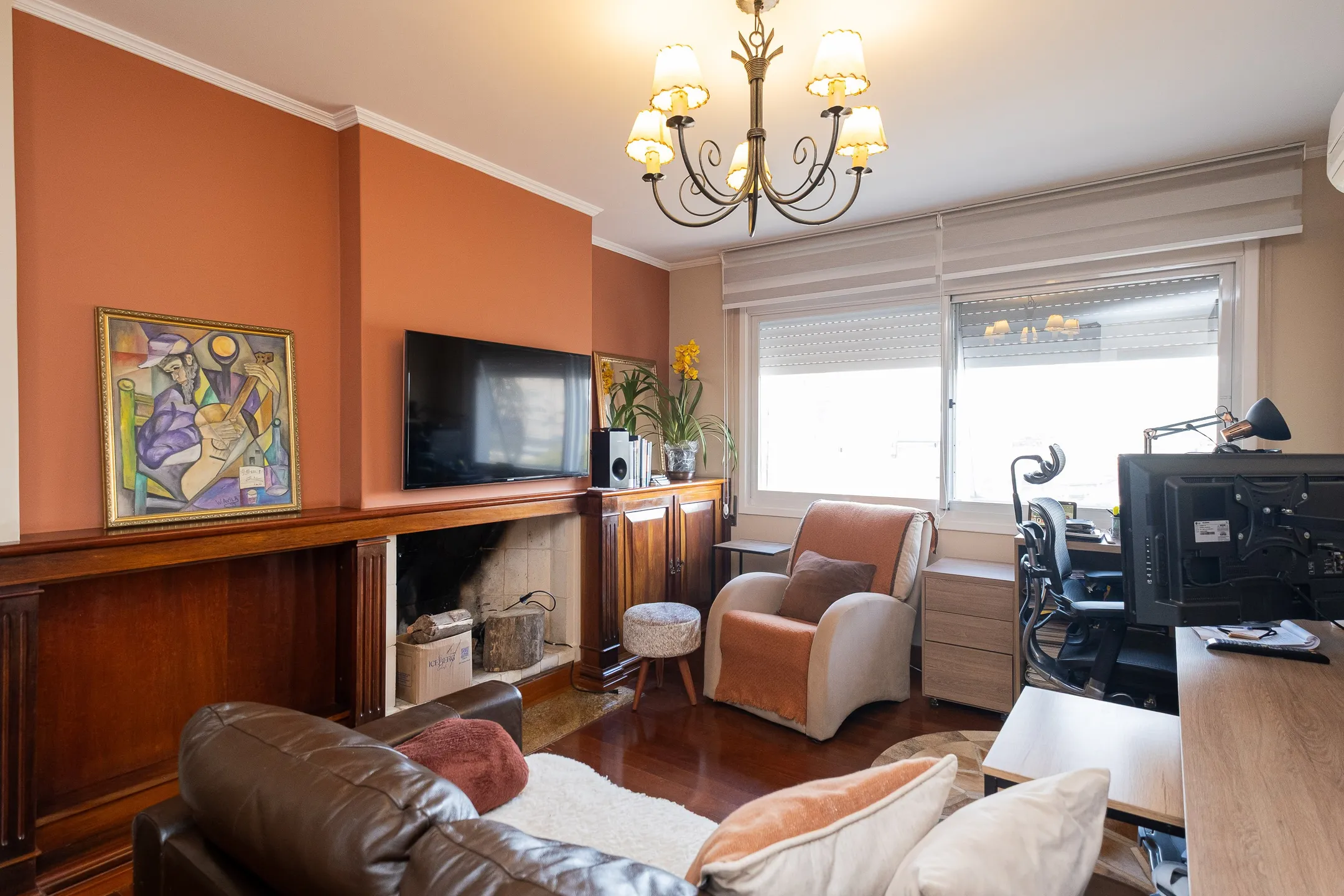 Apartamento impecável à venda no Cond. Maria Antonieta, Centro - 215m², 4 quartos (sendo 1 suíte), living amplo, lareira, 2 vagas e excelente localização. - 10