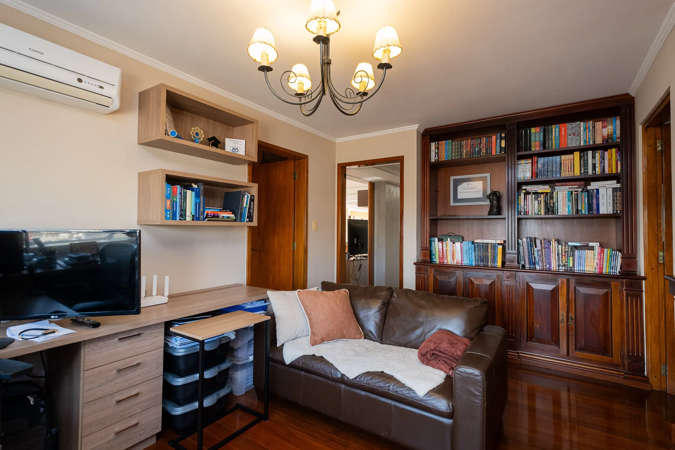 Apartamento impecável à venda no Cond. Maria Antonieta, Centro - 215m², 4 quartos (sendo 1 suíte), living amplo, lareira, 2 vagas e excelente localização. - 11