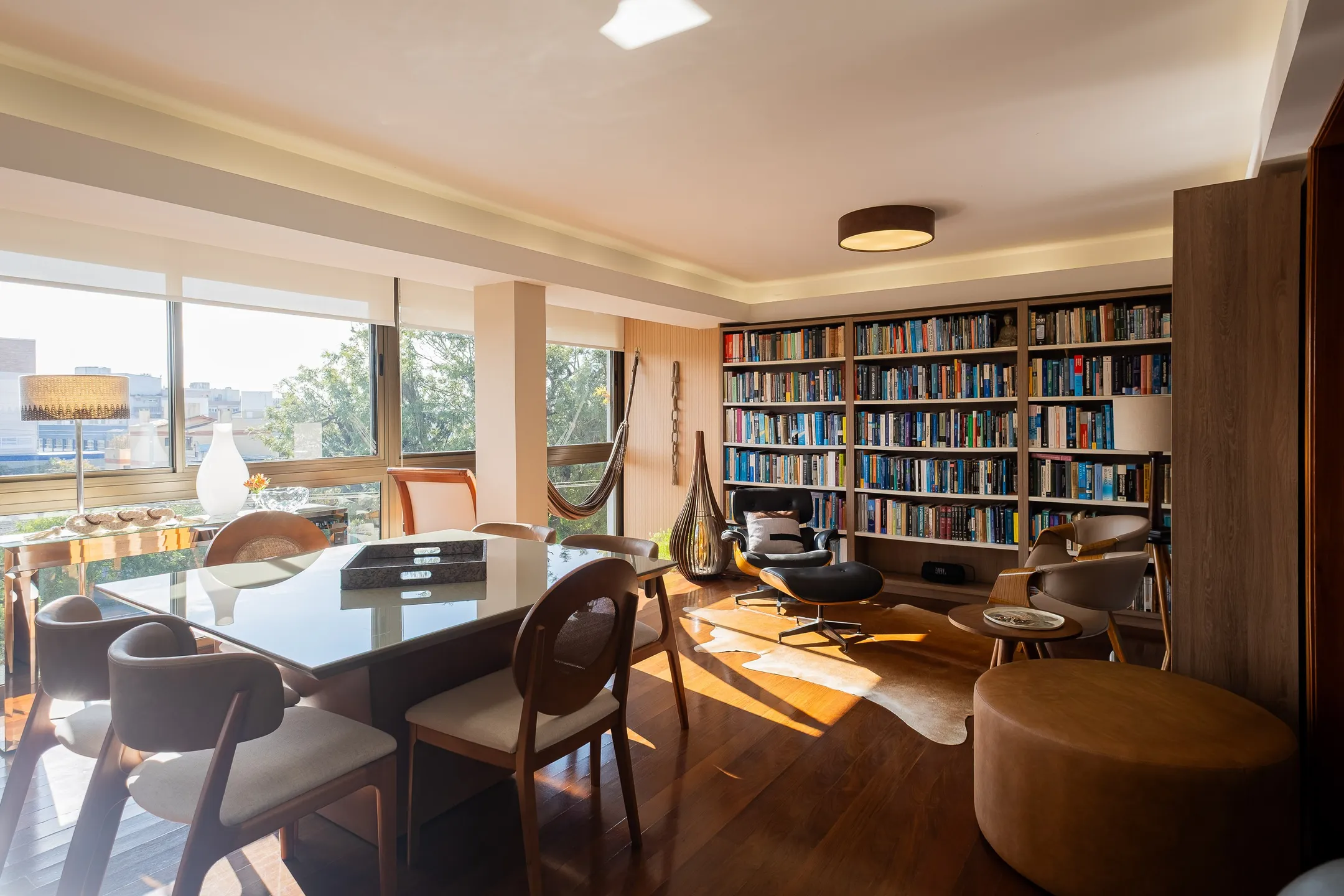 Apartamento impecável à venda no Cond. Maria Antonieta, Centro - 215m², 4 quartos (sendo 1 suíte), living amplo, lareira, 2 vagas e excelente localização.