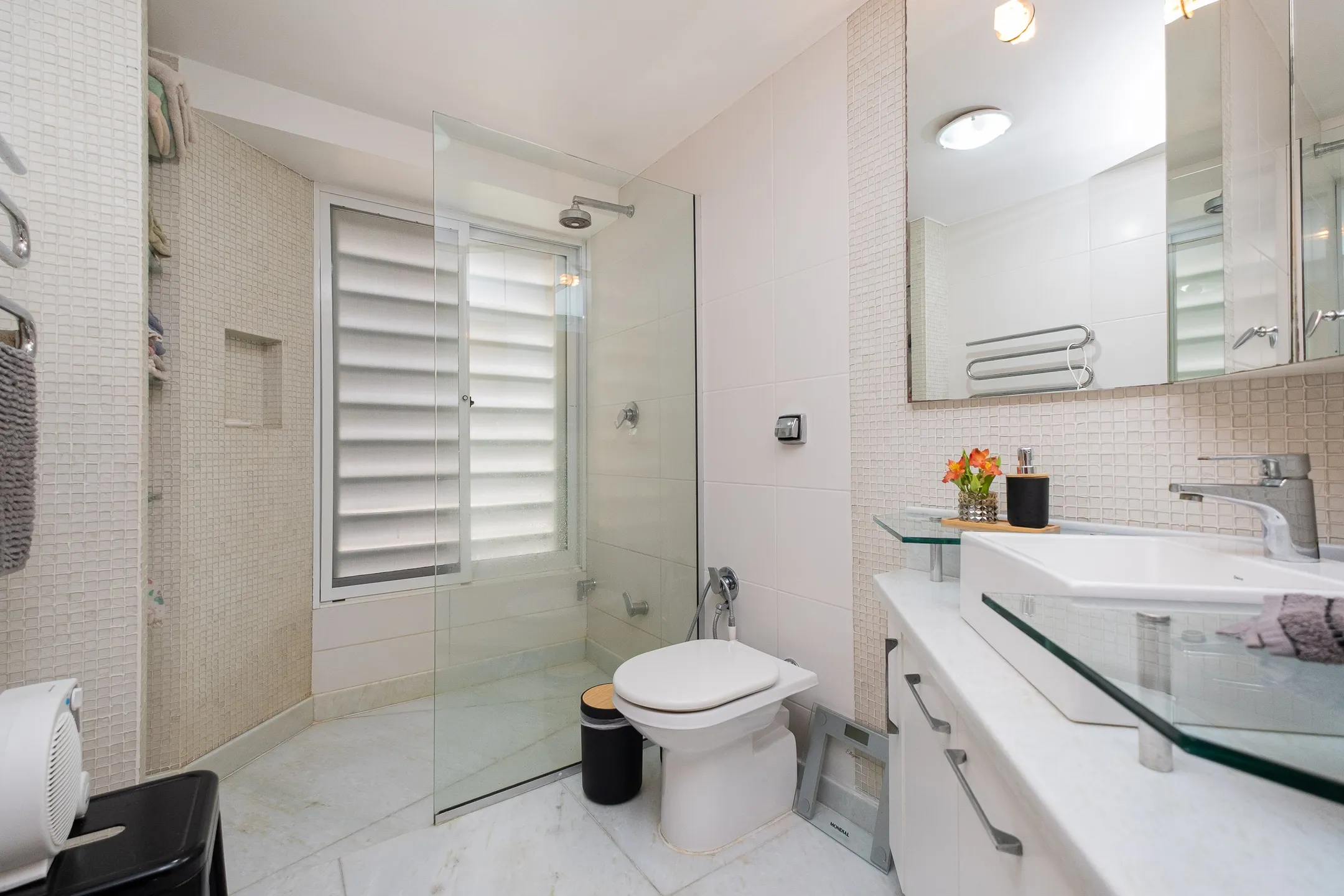 Apartamento impecável à venda no Cond. Maria Antonieta, Centro - 215m², 4 quartos (sendo 1 suíte), living amplo, lareira, 2 vagas e excelente localização. - 12