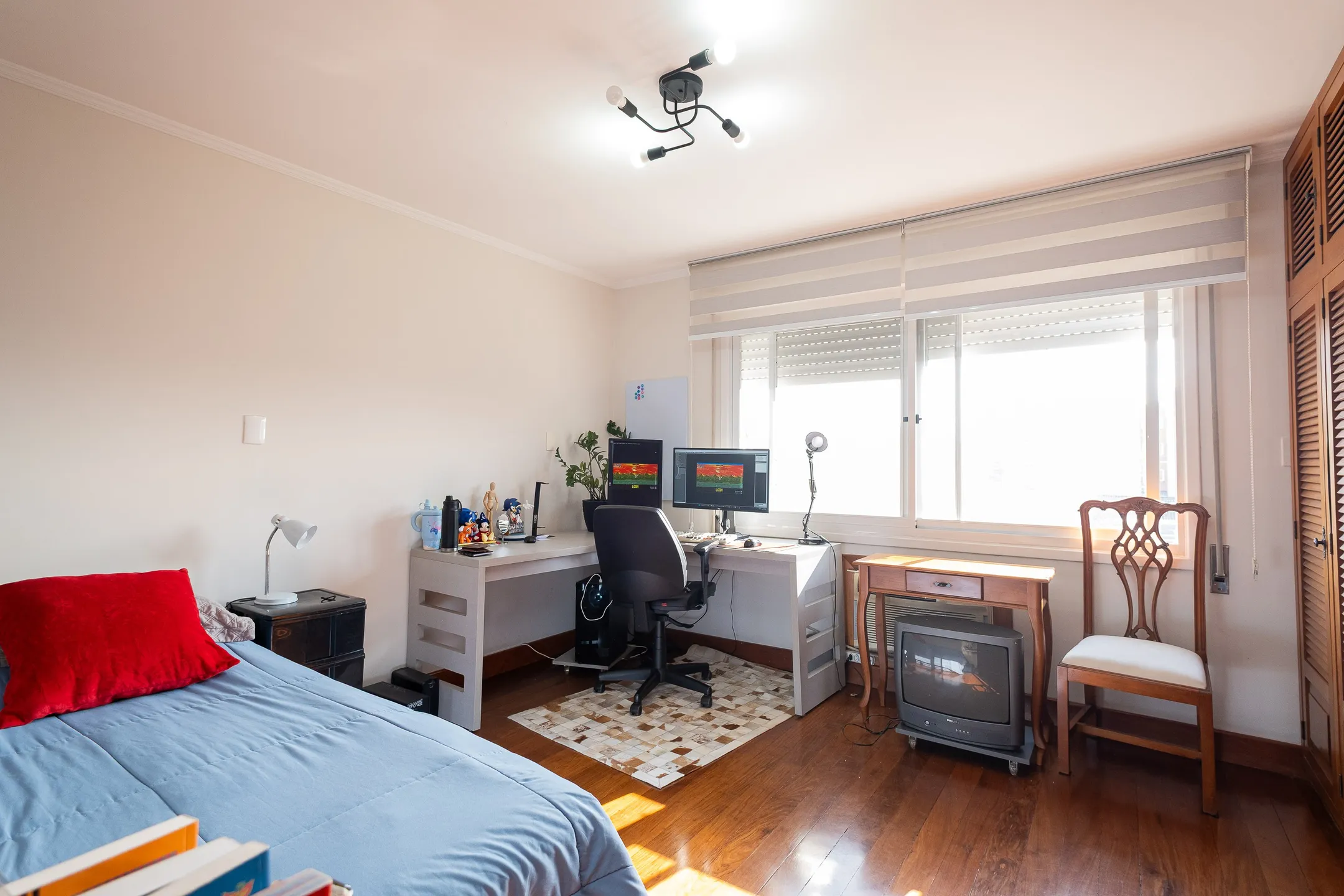 Apartamento impecável à venda no Cond. Maria Antonieta, Centro - 215m², 4 quartos (sendo 1 suíte), living amplo, lareira, 2 vagas e excelente localização. - 13