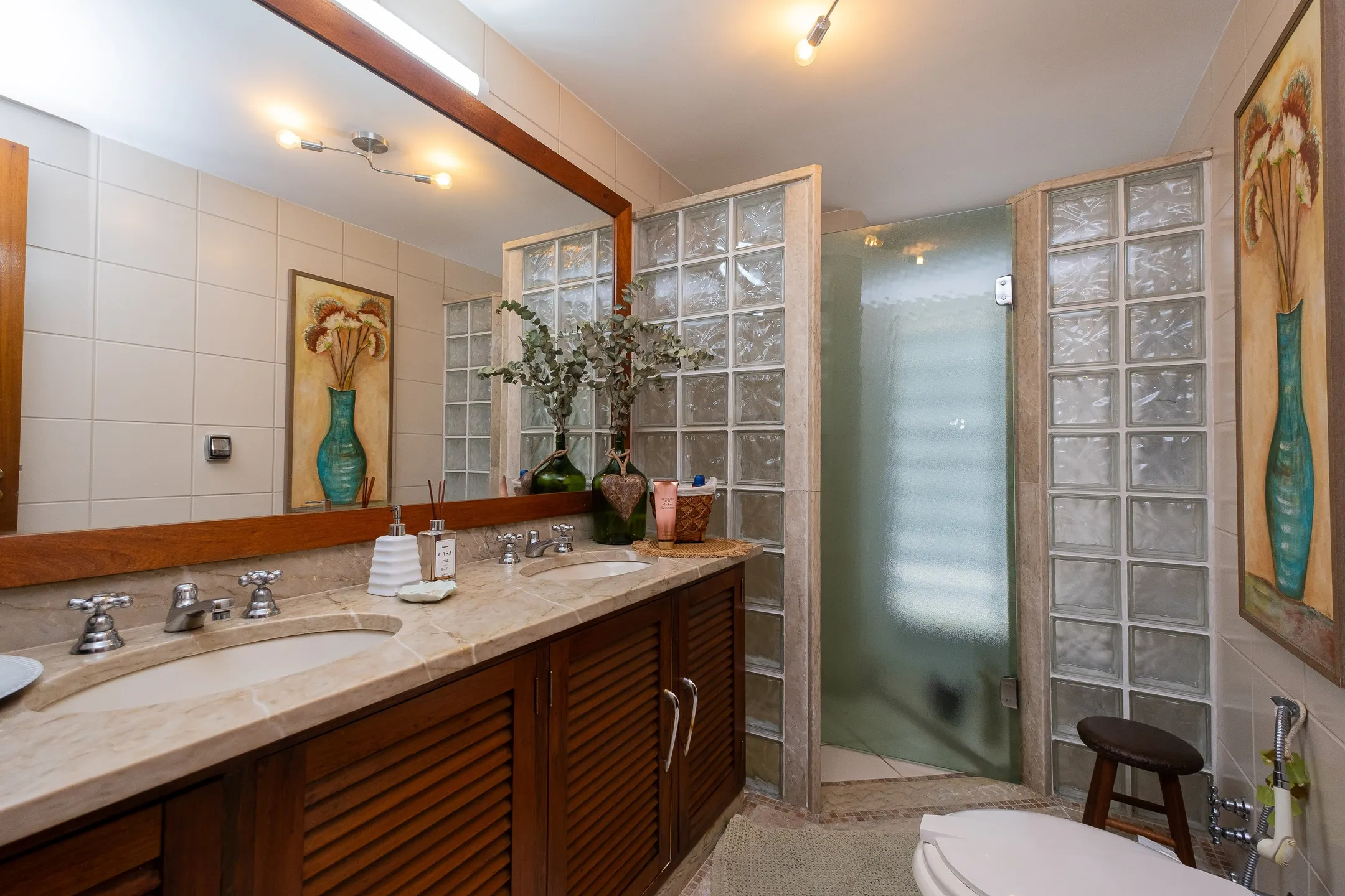 Apartamento impecável à venda no Cond. Maria Antonieta, Centro - 215m², 4 quartos (sendo 1 suíte), living amplo, lareira, 2 vagas e excelente localização. - 15