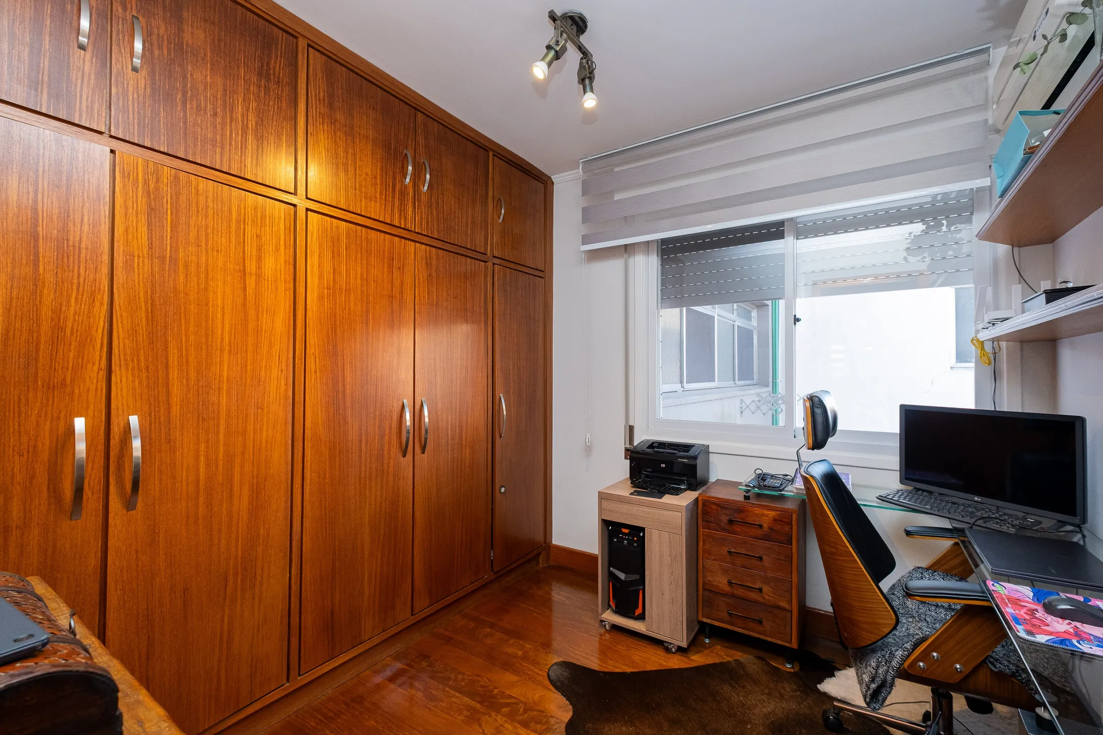 Apartamento impecável à venda no Cond. Maria Antonieta, Centro - 215m², 4 quartos (sendo 1 suíte), living amplo, lareira, 2 vagas e excelente localização. - 16