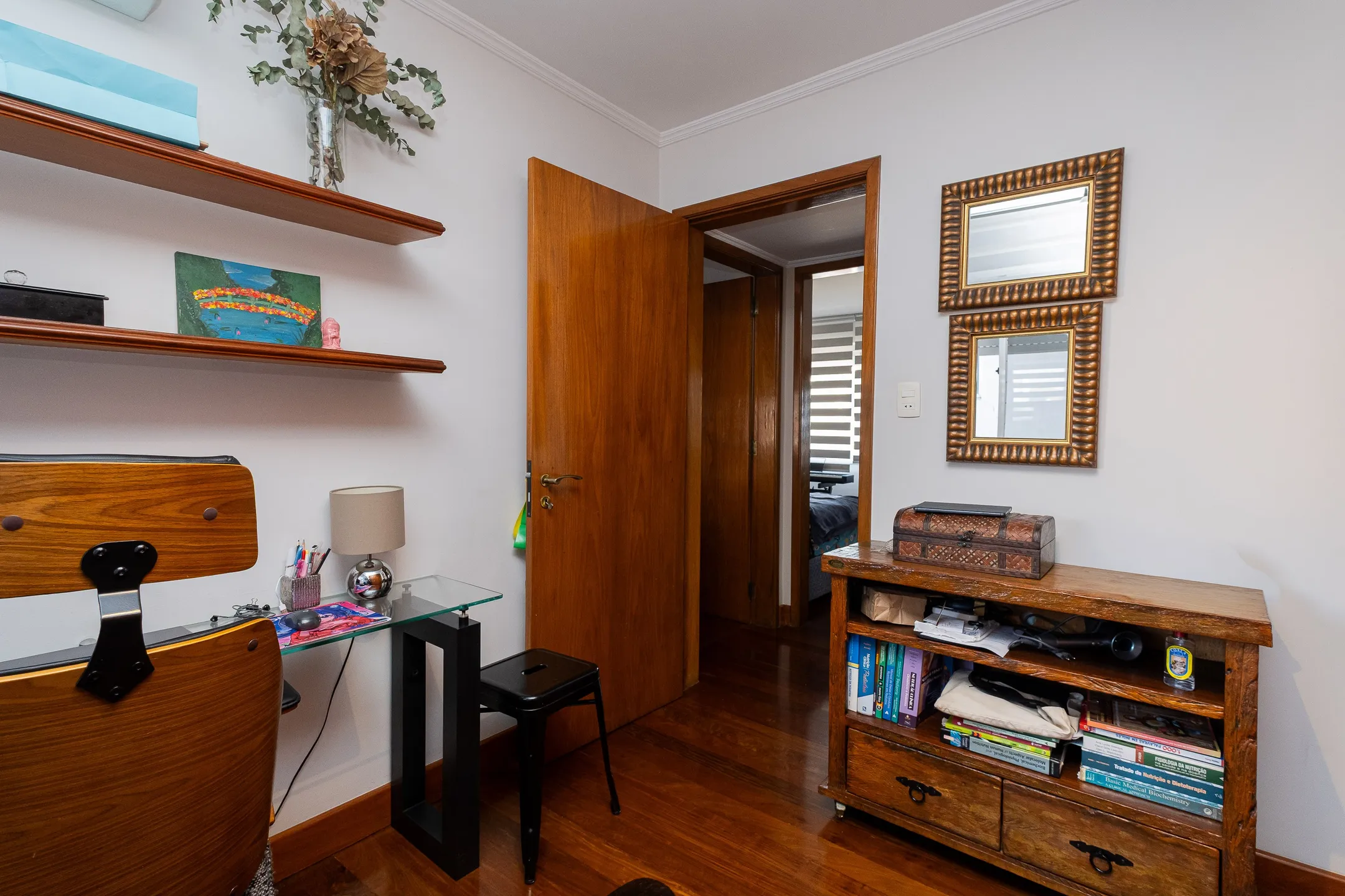 Apartamento impecável à venda no Cond. Maria Antonieta, Centro - 215m², 4 quartos (sendo 1 suíte), living amplo, lareira, 2 vagas e excelente localização. - 17