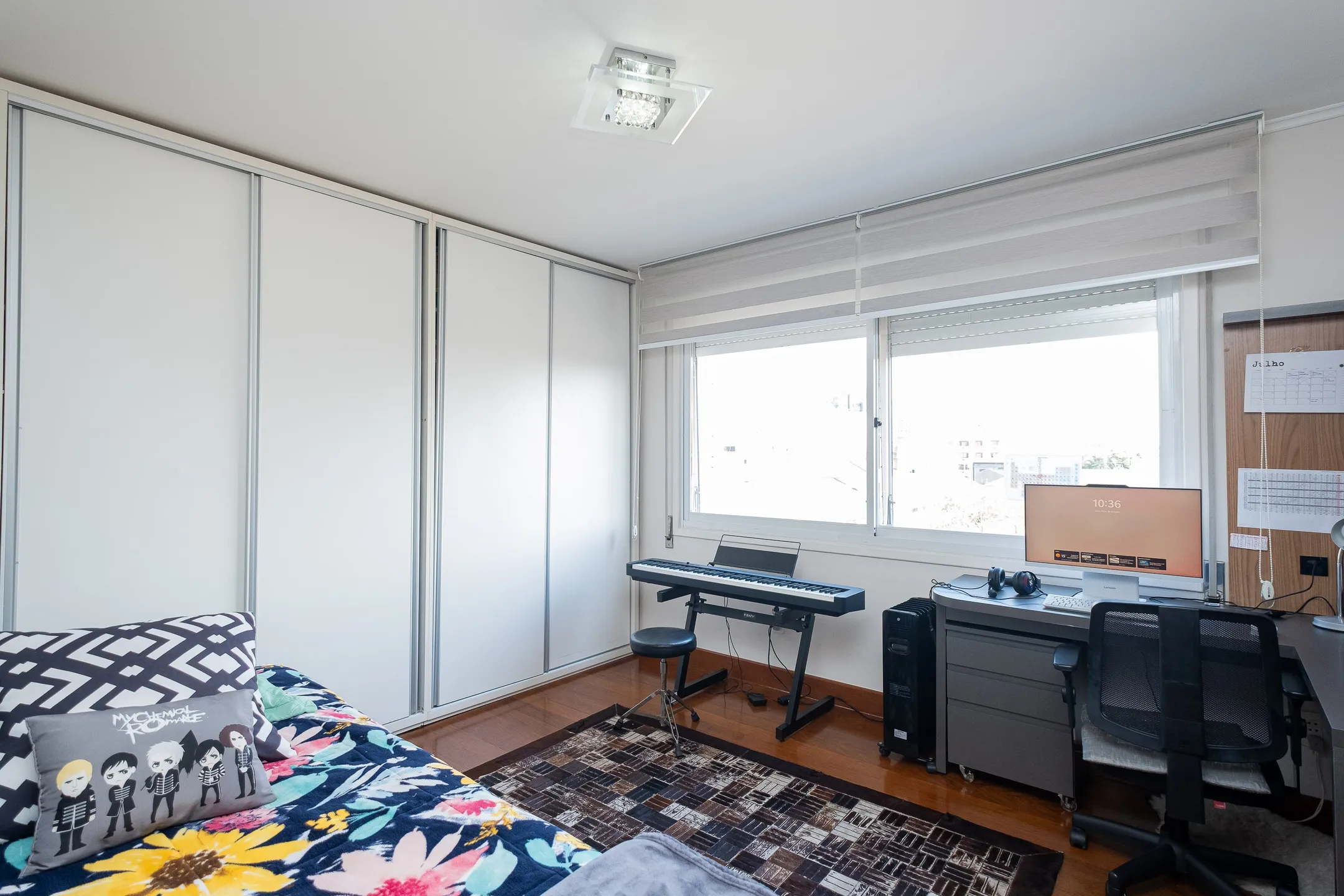 Apartamento impecável à venda no Cond. Maria Antonieta, Centro - 215m², 4 quartos (sendo 1 suíte), living amplo, lareira, 2 vagas e excelente localização. - 18