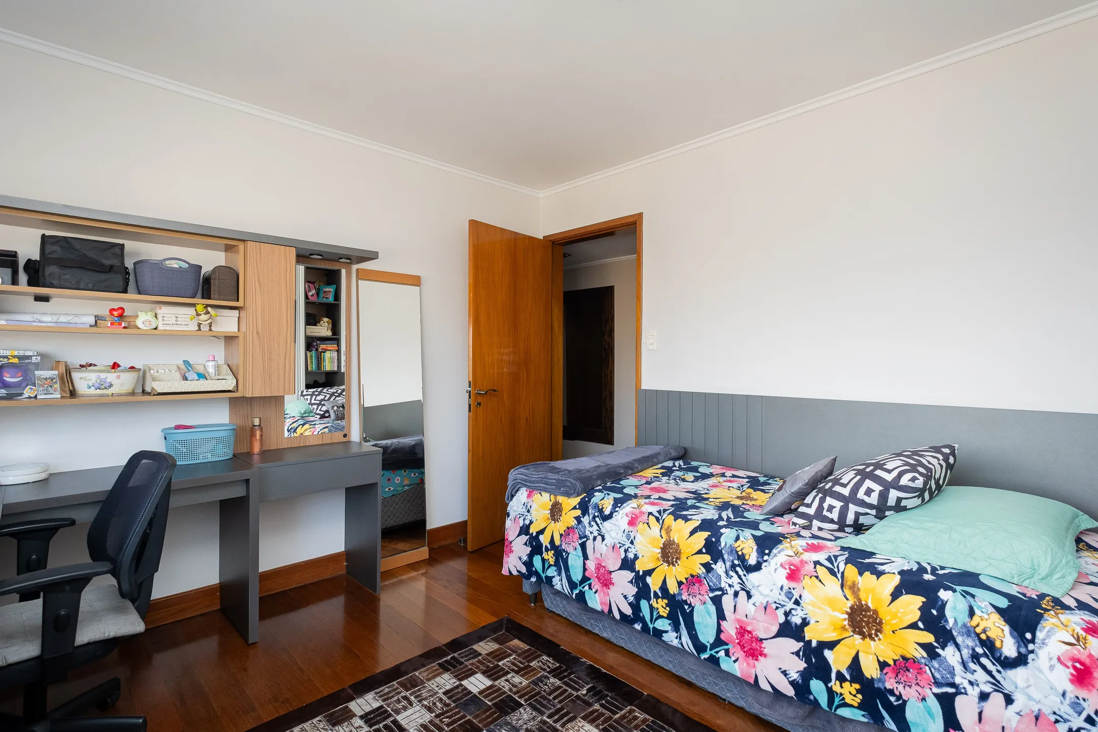 Apartamento impecável à venda no Cond. Maria Antonieta, Centro - 215m², 4 quartos (sendo 1 suíte), living amplo, lareira, 2 vagas e excelente localização. - 19