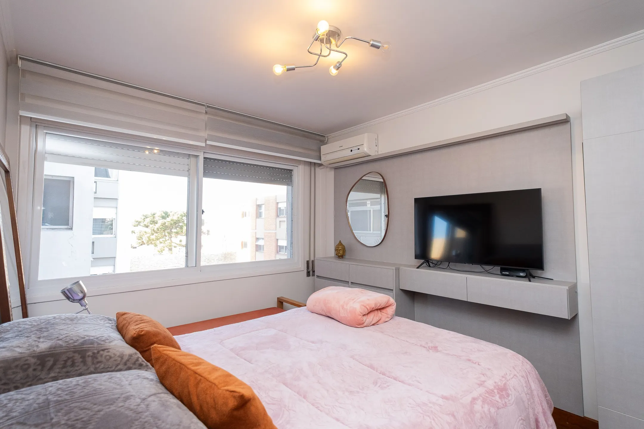 Apartamento impecável à venda no Cond. Maria Antonieta, Centro - 215m², 4 quartos (sendo 1 suíte), living amplo, lareira, 2 vagas e excelente localização. - 20