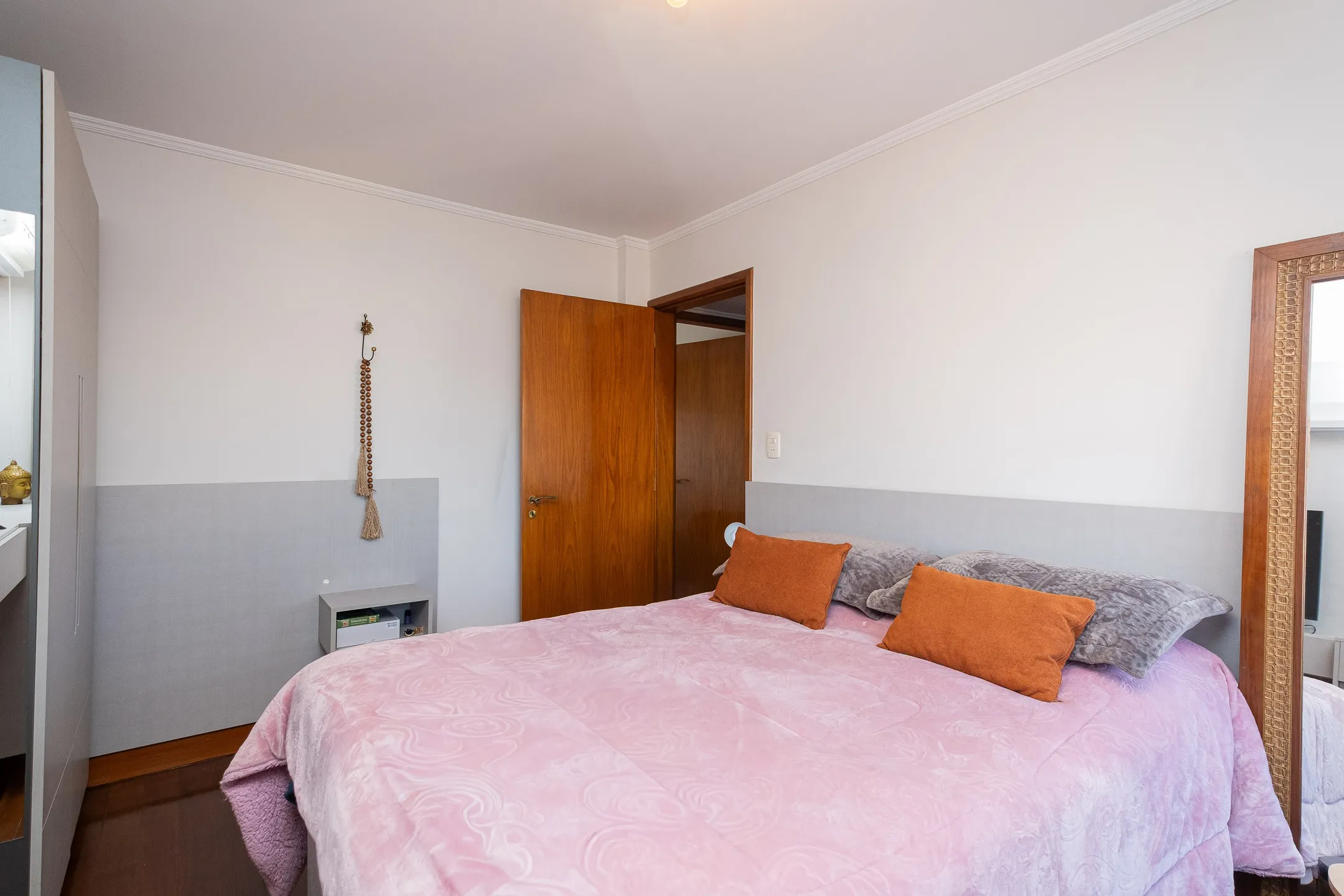 Apartamento impecável à venda no Cond. Maria Antonieta, Centro - 215m², 4 quartos (sendo 1 suíte), living amplo, lareira, 2 vagas e excelente localização. - 21