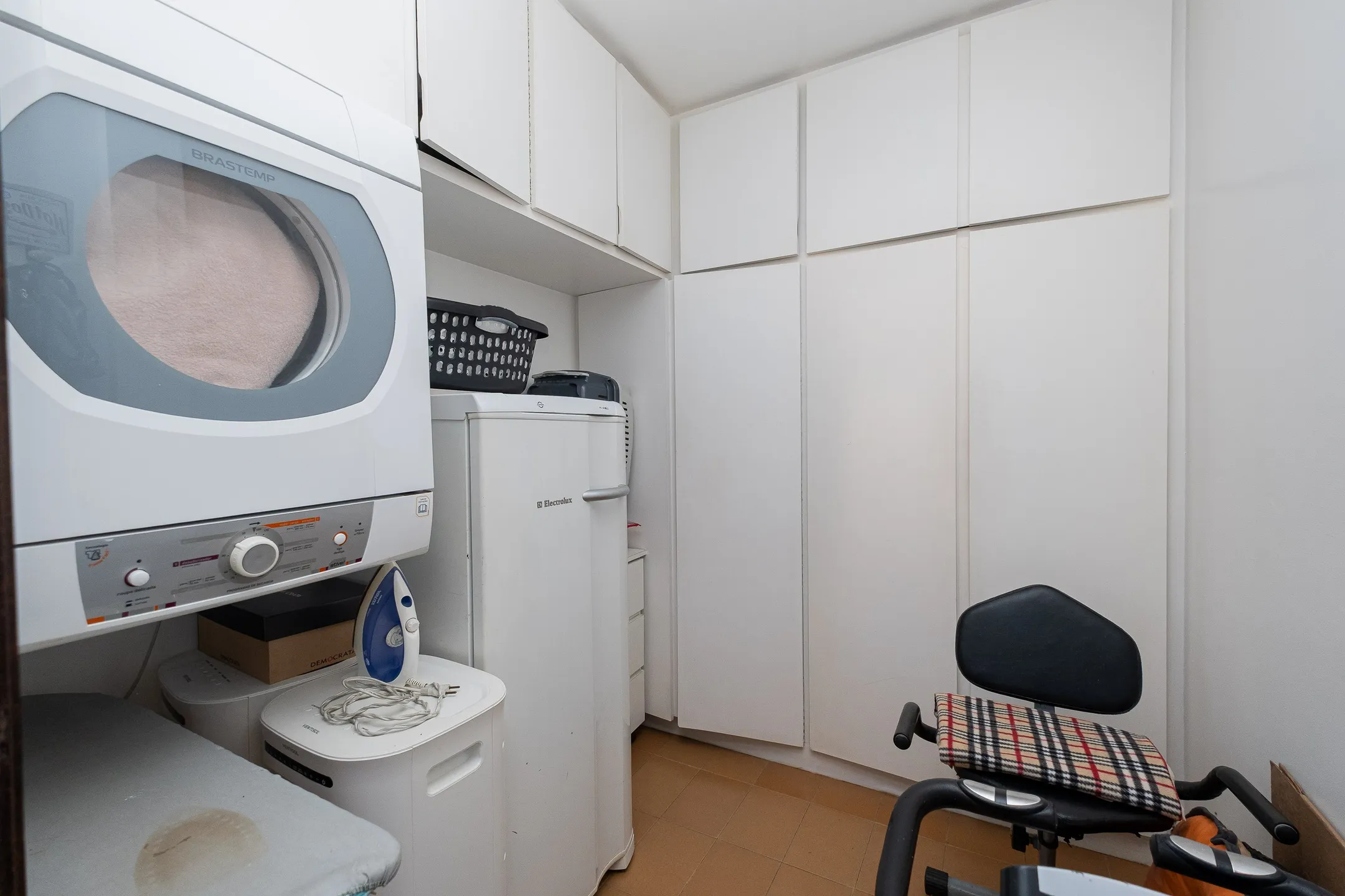 Apartamento impecável à venda no Cond. Maria Antonieta, Centro - 215m², 4 quartos (sendo 1 suíte), living amplo, lareira, 2 vagas e excelente localização. - 24