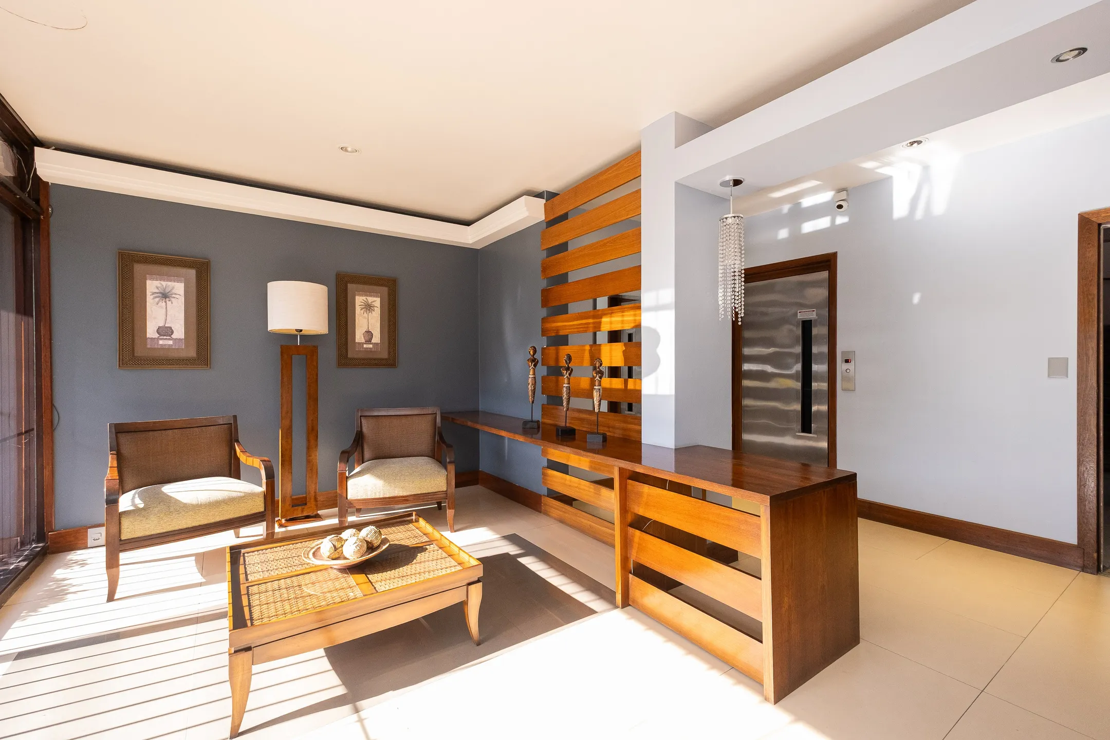 Apartamento impecável à venda no Cond. Maria Antonieta, Centro - 215m², 4 quartos (sendo 1 suíte), living amplo, lareira, 2 vagas e excelente localização. - 25