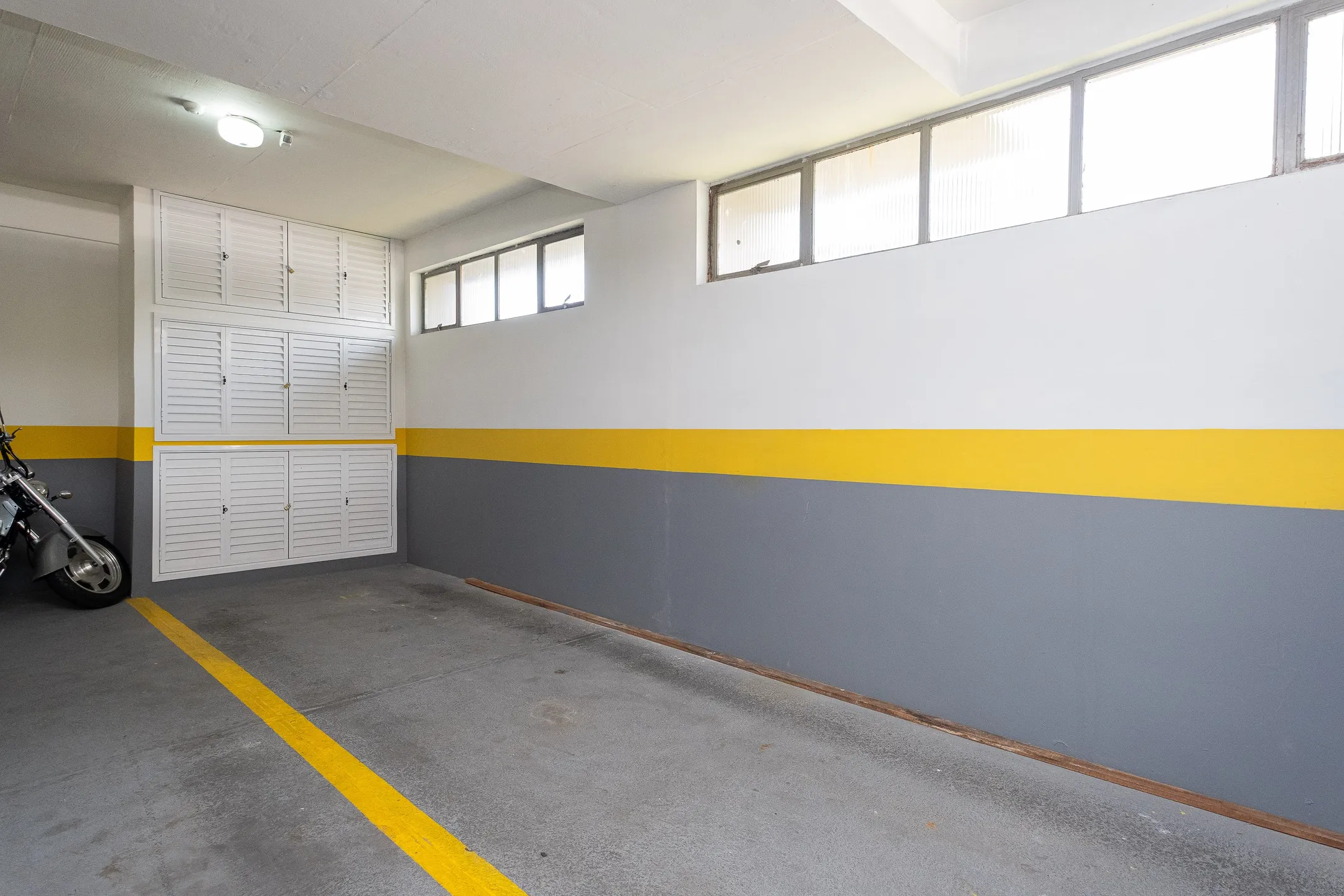 Apartamento impecável à venda no Cond. Maria Antonieta, Centro - 215m², 4 quartos (sendo 1 suíte), living amplo, lareira, 2 vagas e excelente localização. - 26