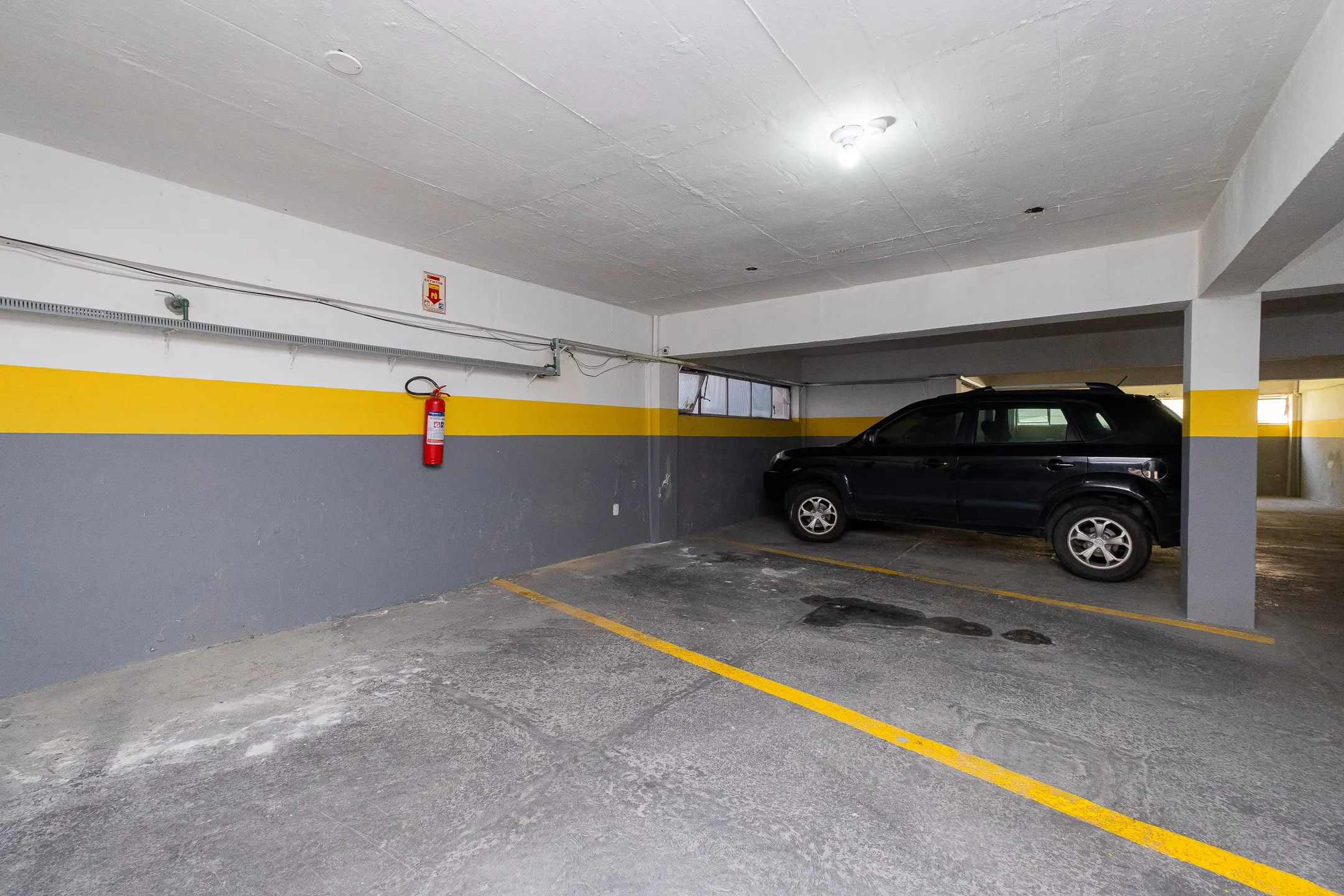 Apartamento impecável à venda no Cond. Maria Antonieta, Centro - 215m², 4 quartos (sendo 1 suíte), living amplo, lareira, 2 vagas e excelente localização. - 27