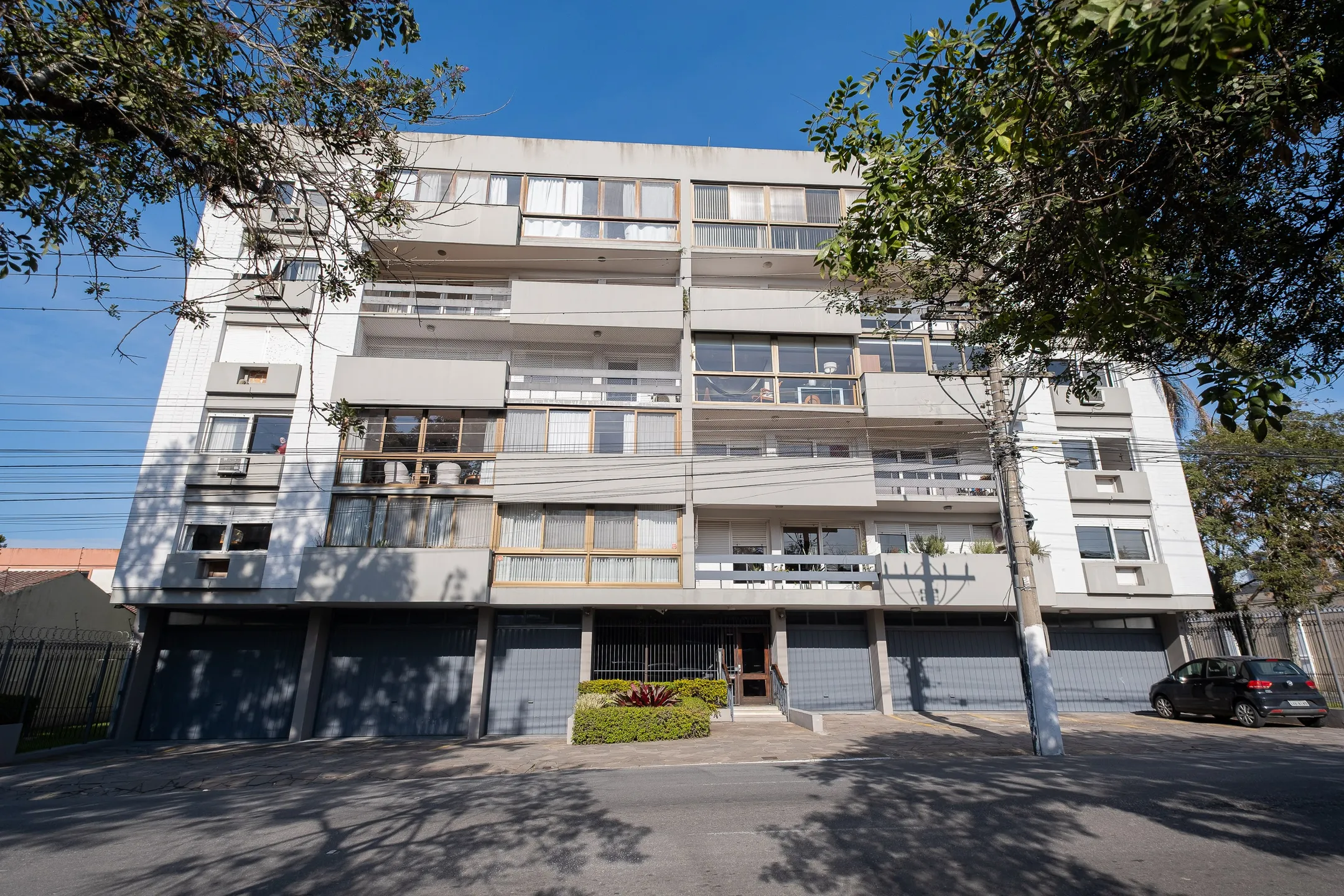 Apartamento impecável à venda no Cond. Maria Antonieta, Centro - 215m², 4 quartos (sendo 1 suíte), living amplo, lareira, 2 vagas e excelente localização. - 28