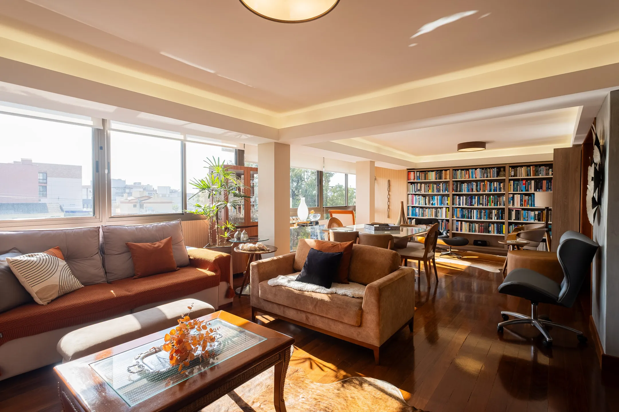 Apartamento impecável à venda no Cond. Maria Antonieta, Centro - 215m², 4 quartos (sendo 1 suíte), living amplo, lareira, 2 vagas e excelente localização. - 6