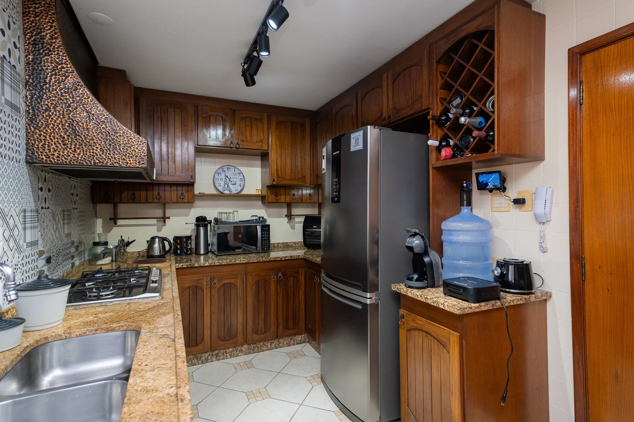 Apartamento impecável à venda no Cond. Maria Antonieta, Centro - 215m², 4 quartos (sendo 1 suíte), living amplo, lareira, 2 vagas e excelente localização. - 8