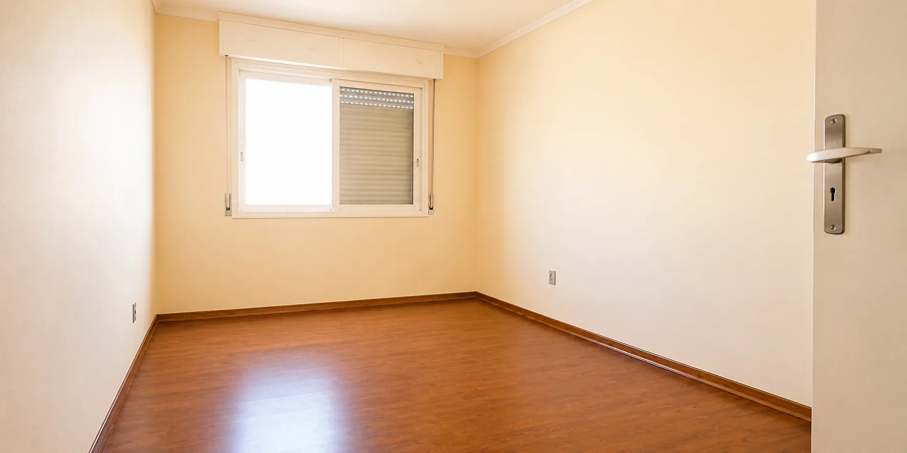 Apartamento à venda no Edifício Medianeira, Centro - 128 m², 3 quartos (sendo 1 suíte), andar alto com 2 sacadas, lareira e 2 vagas cobertas. - 8