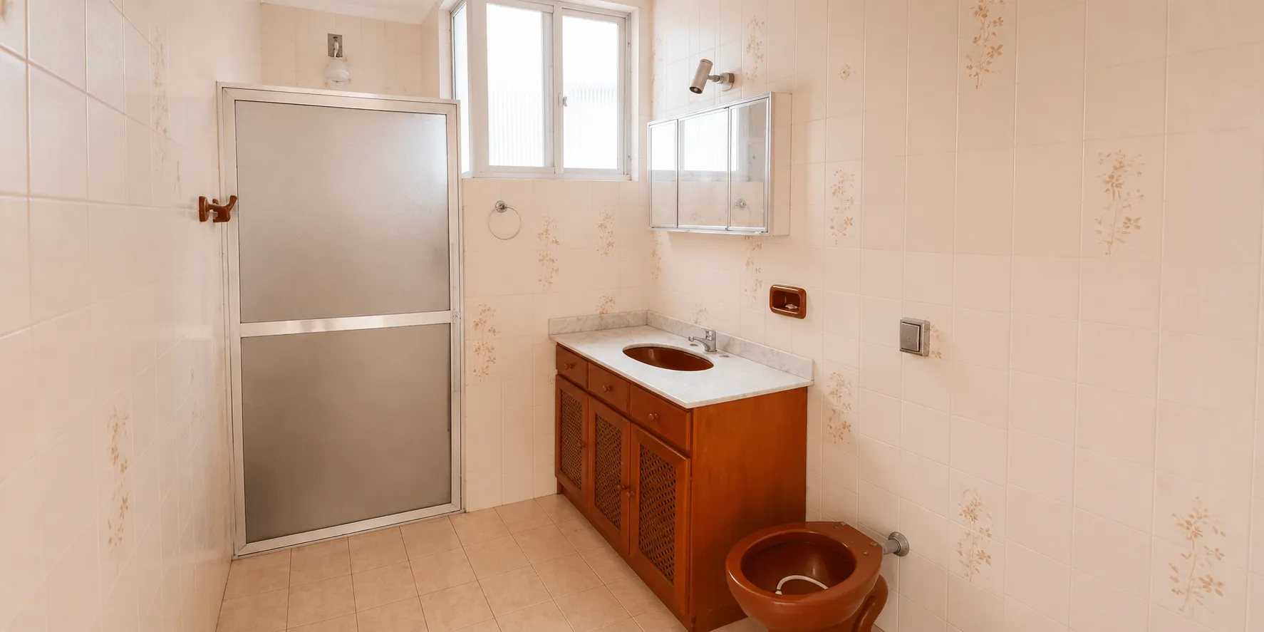 Apartamento à venda no Edifício Medianeira, Centro - 128 m², 3 quartos (sendo 1 suíte), andar alto com 2 sacadas, lareira e 2 vagas cobertas. - 15