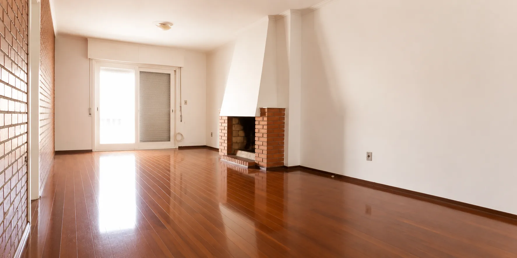 Apartamento à venda no Edifício Medianeira, Centro - 128 m², 3 quartos (sendo 1 suíte), andar alto com 2 sacadas, lareira e 2 vagas cobertas.