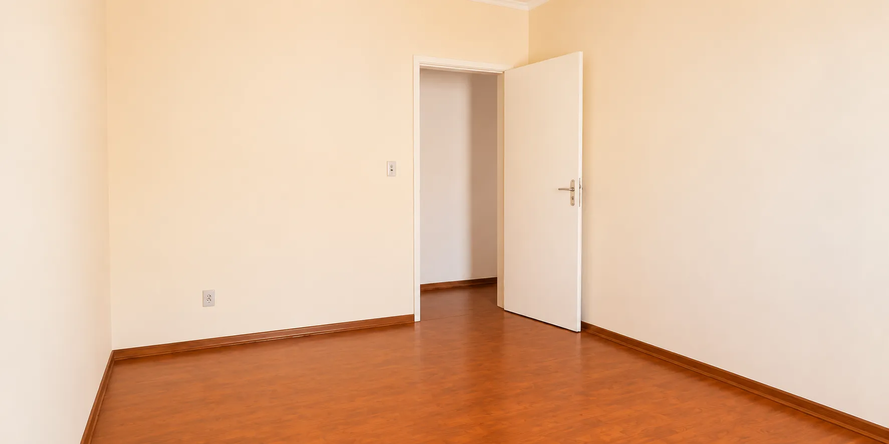 Apartamento à venda no Edifício Medianeira, Centro - 128 m², 3 quartos (sendo 1 suíte), andar alto com 2 sacadas, lareira e 2 vagas cobertas. - 7