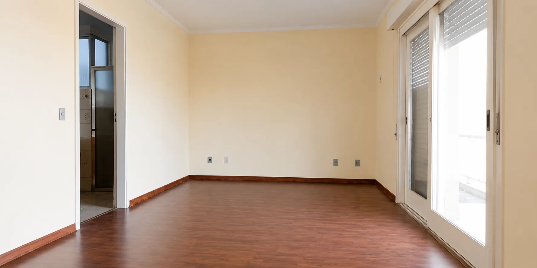 Apartamento à venda no Edifício Medianeira, Centro - 128 m², 3 quartos (sendo 1 suíte), andar alto com 2 sacadas, lareira e 2 vagas cobertas. - 12
