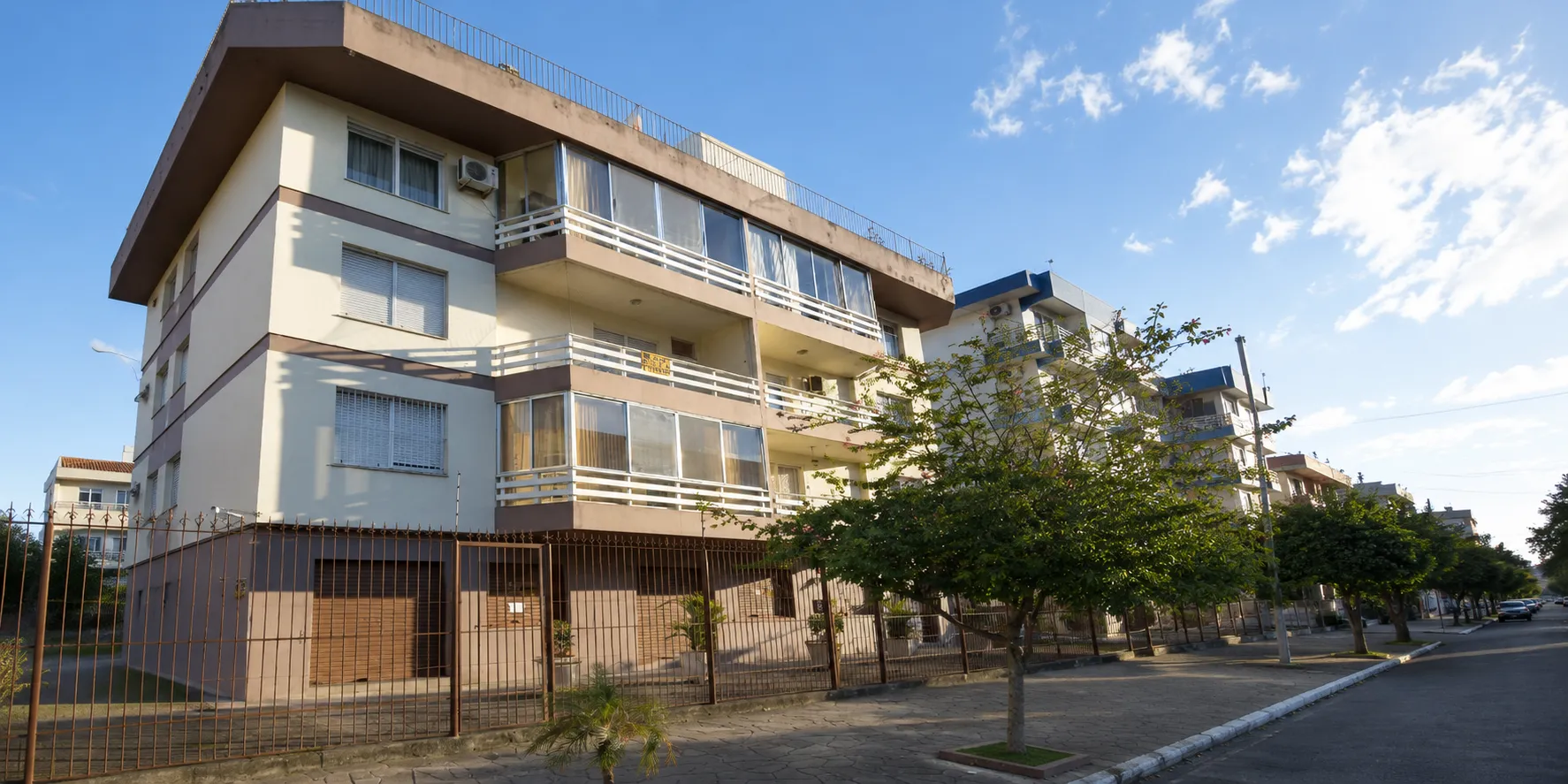 Apartamento à venda no Edifício Medianeira, Centro - 128 m², 3 quartos (sendo 1 suíte), andar alto com 2 sacadas, lareira e 2 vagas cobertas. - 17