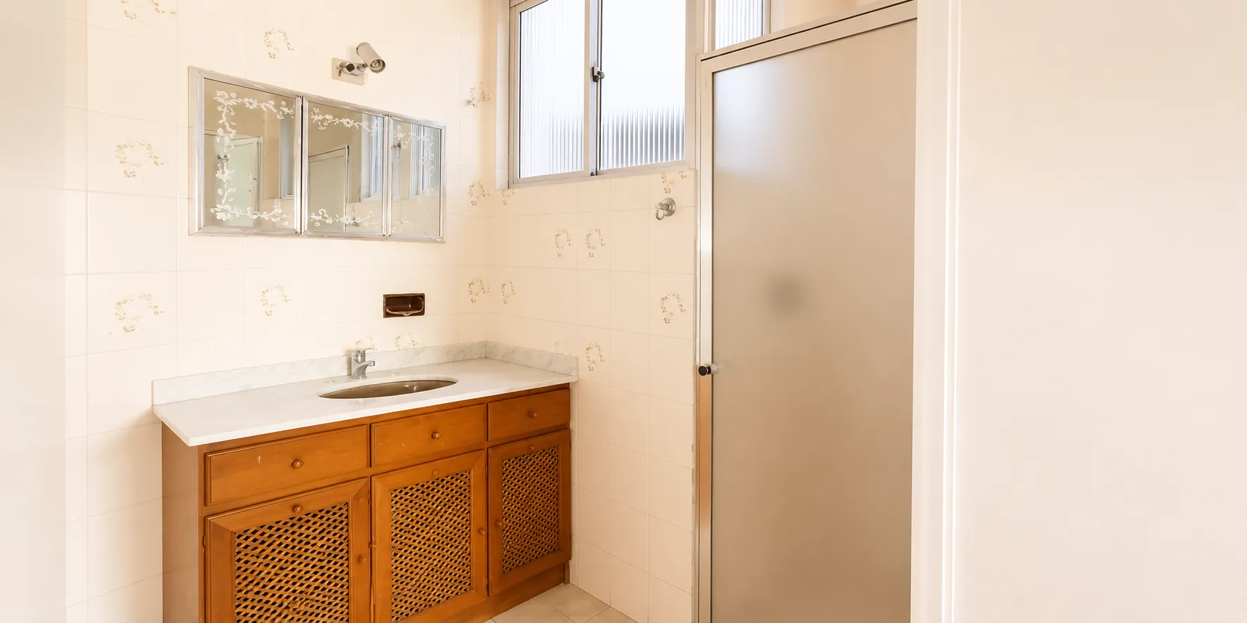 Apartamento à venda no Edifício Medianeira, Centro - 128 m², 3 quartos (sendo 1 suíte), andar alto com 2 sacadas, lareira e 2 vagas cobertas. - 10