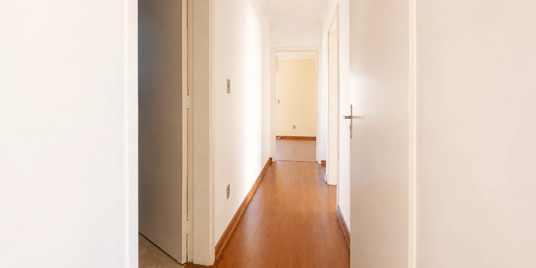 Apartamento à venda no Edifício Medianeira, Centro - 128 m², 3 quartos (sendo 1 suíte), andar alto com 2 sacadas, lareira e 2 vagas cobertas. - 6