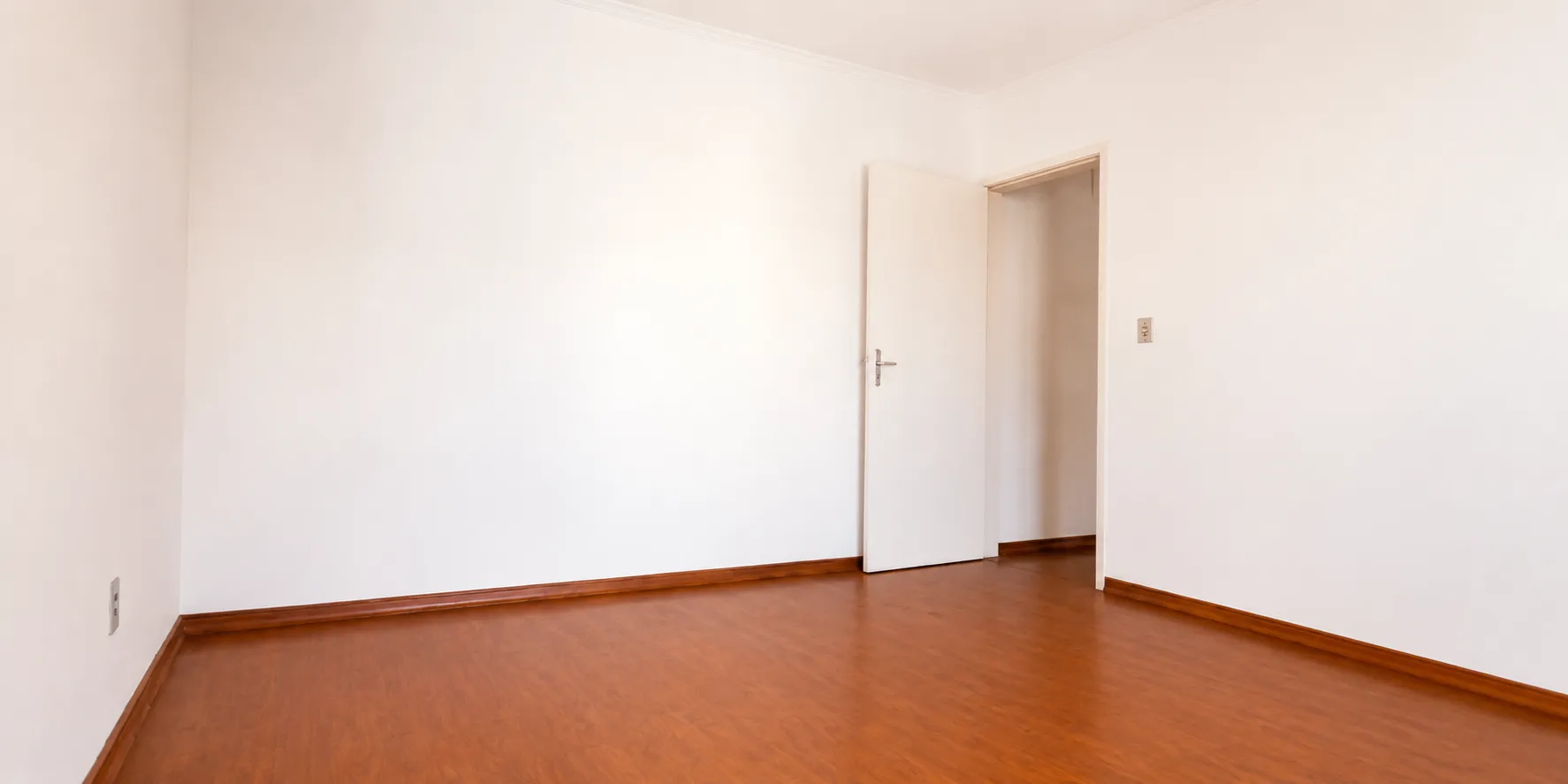 Apartamento à venda no Edifício Medianeira, Centro - 128 m², 3 quartos (sendo 1 suíte), andar alto com 2 sacadas, lareira e 2 vagas cobertas. - 9