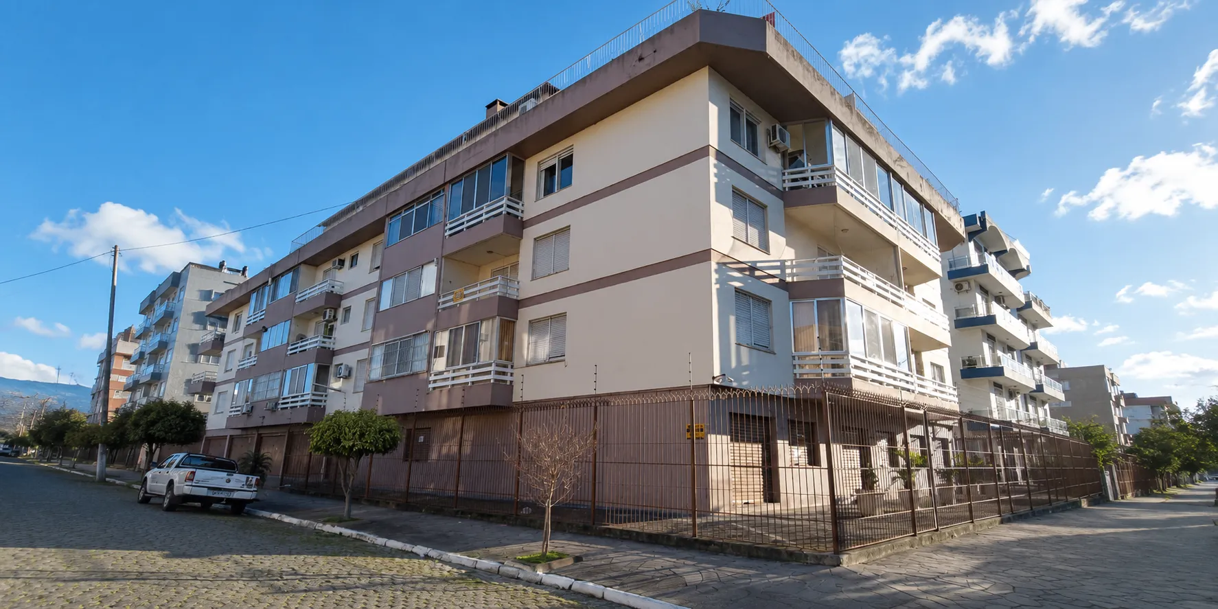 Apartamento à venda no Edifício Medianeira, Centro - 128 m², 3 quartos (sendo 1 suíte), andar alto com 2 sacadas, lareira e 2 vagas cobertas. - 18
