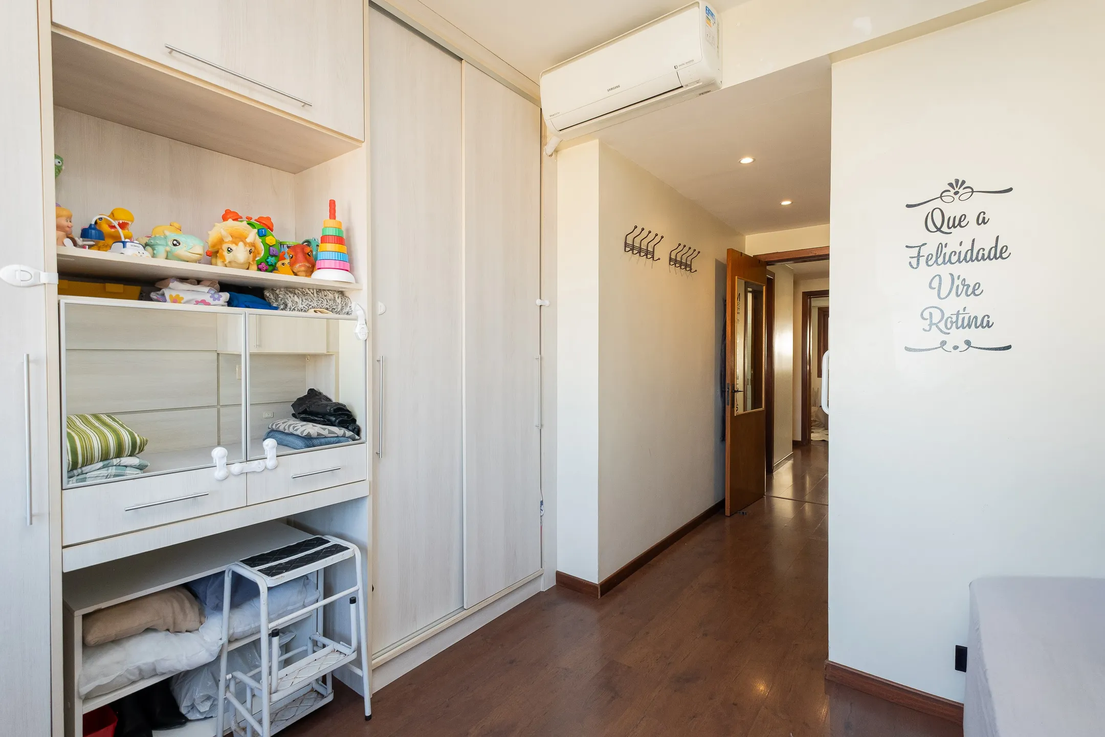 Apartamento à venda no Edifício Torre de Sevilha, Centro - 122 m², 3 quartos (sendo 1 suíte), andar alto com face leste e vaga coberta. - 12