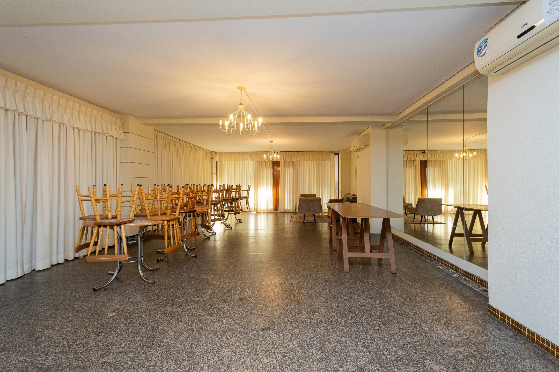 Apartamento à venda no Edifício Torre de Sevilha, Centro - 122 m², 3 quartos (sendo 1 suíte), andar alto com face leste e vaga coberta. - 22