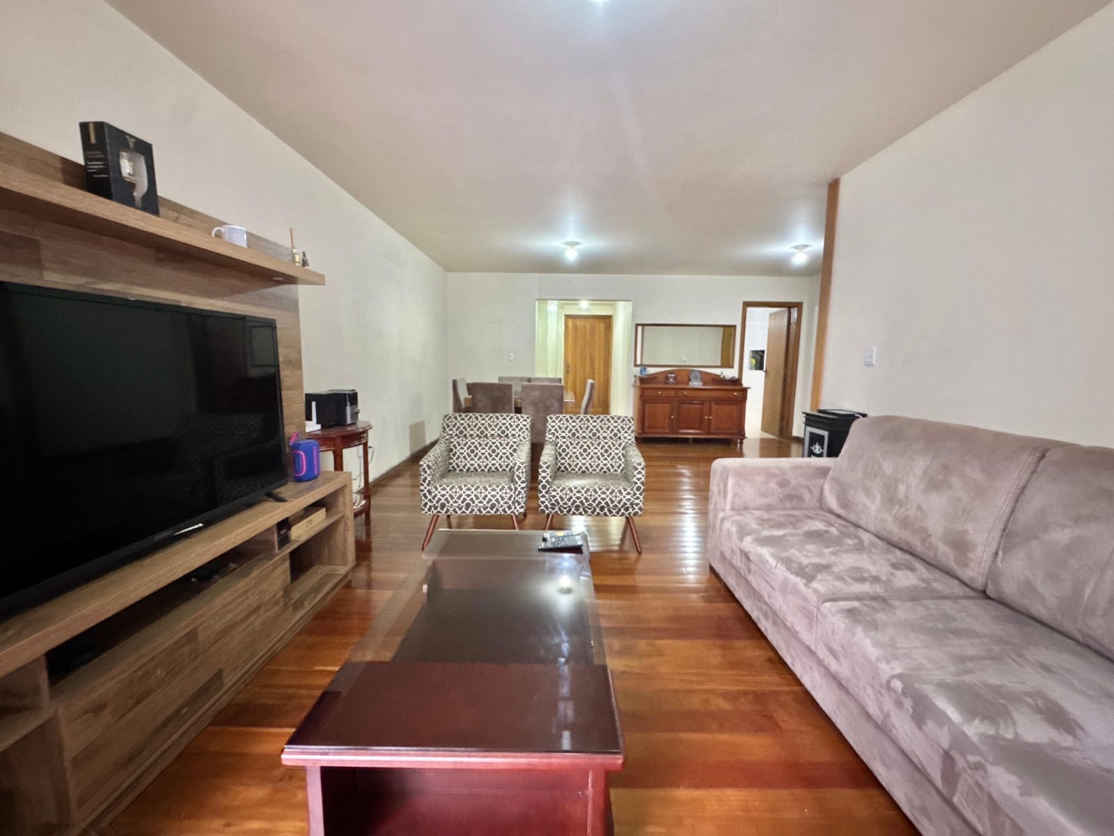 Apartamento à venda no Edifício Alphaville, Centro - 202 m², 3 quartos (sendo 1 suíte), churrasqueira interna e vaga.