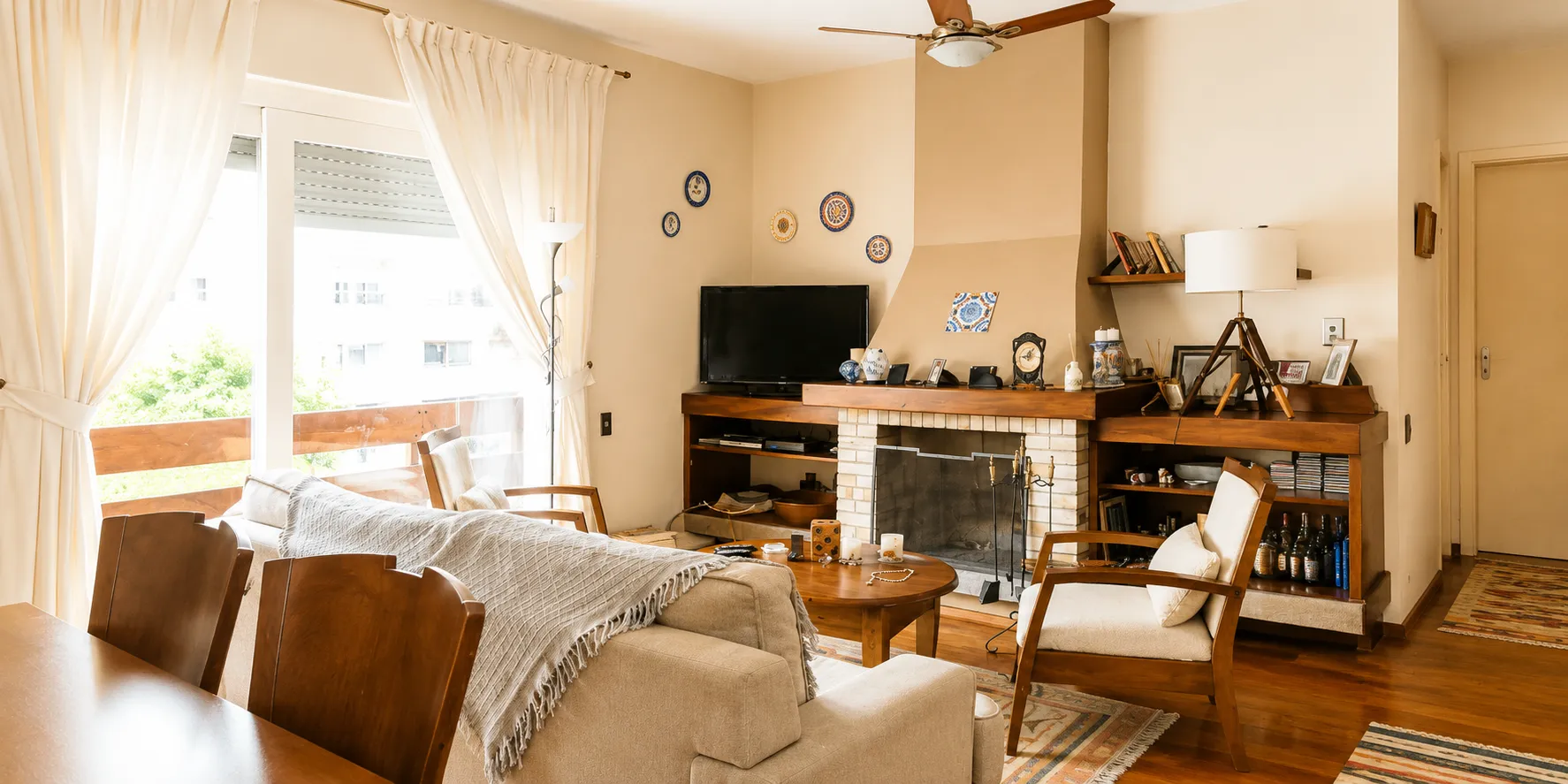 Apartamento à venda no Edifício Solar Blanche, Centro - 116 m², 3 quartos (sendo 1 suíte), lareira, sacada com face leste e vaga coberta.