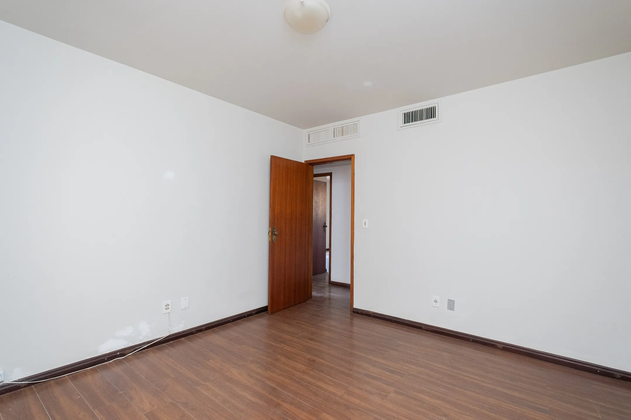 Apartamento à venda no Edifício Senador, Centro - 173 m², 3 quartos sendo (1 suíte com closet), lareira e 2 vagas cobertas. - 10