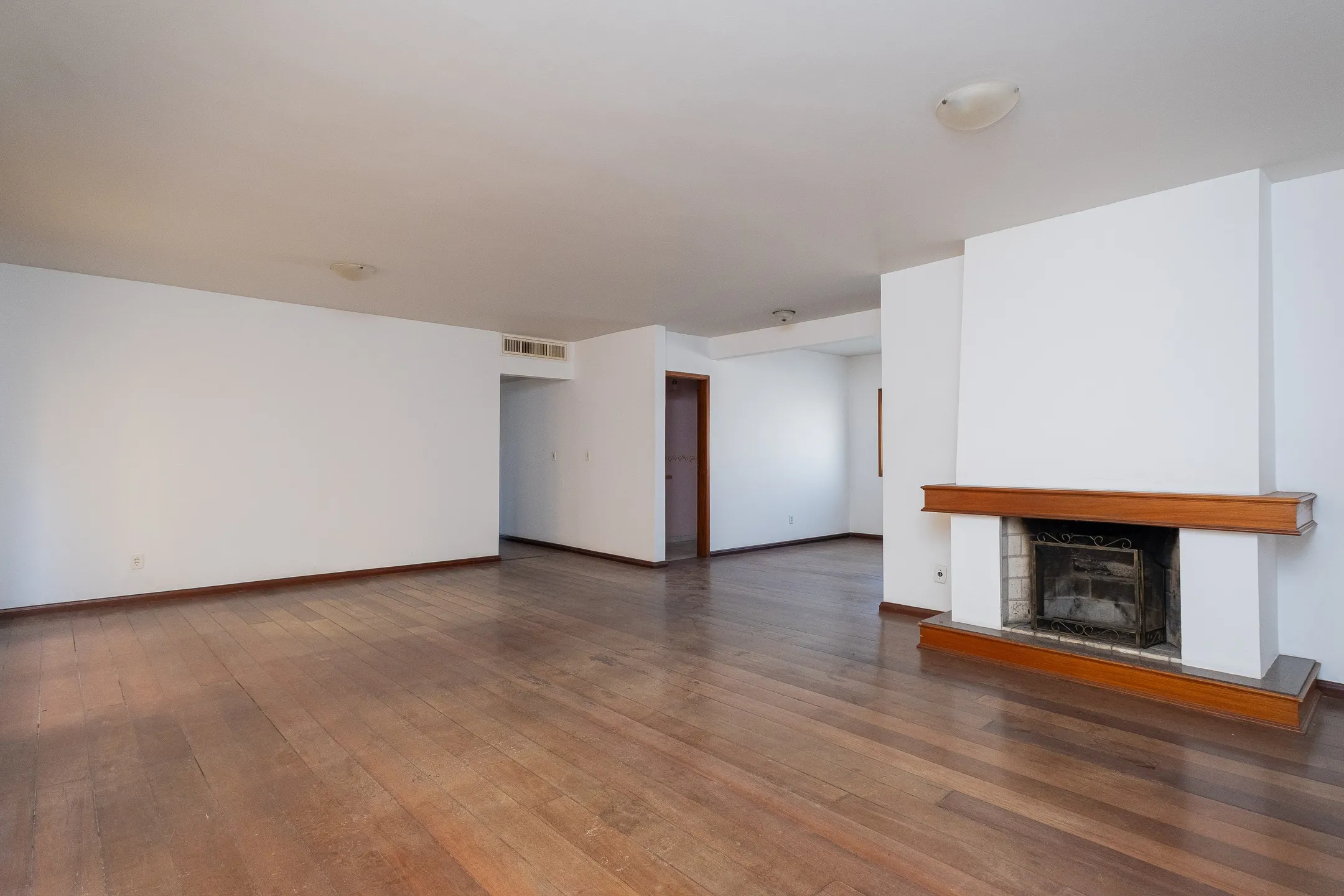 Apartamento à venda no Edifício Senador, Centro - 173 m², 3 quartos sendo (1 suíte com closet), lareira e 2 vagas cobertas.