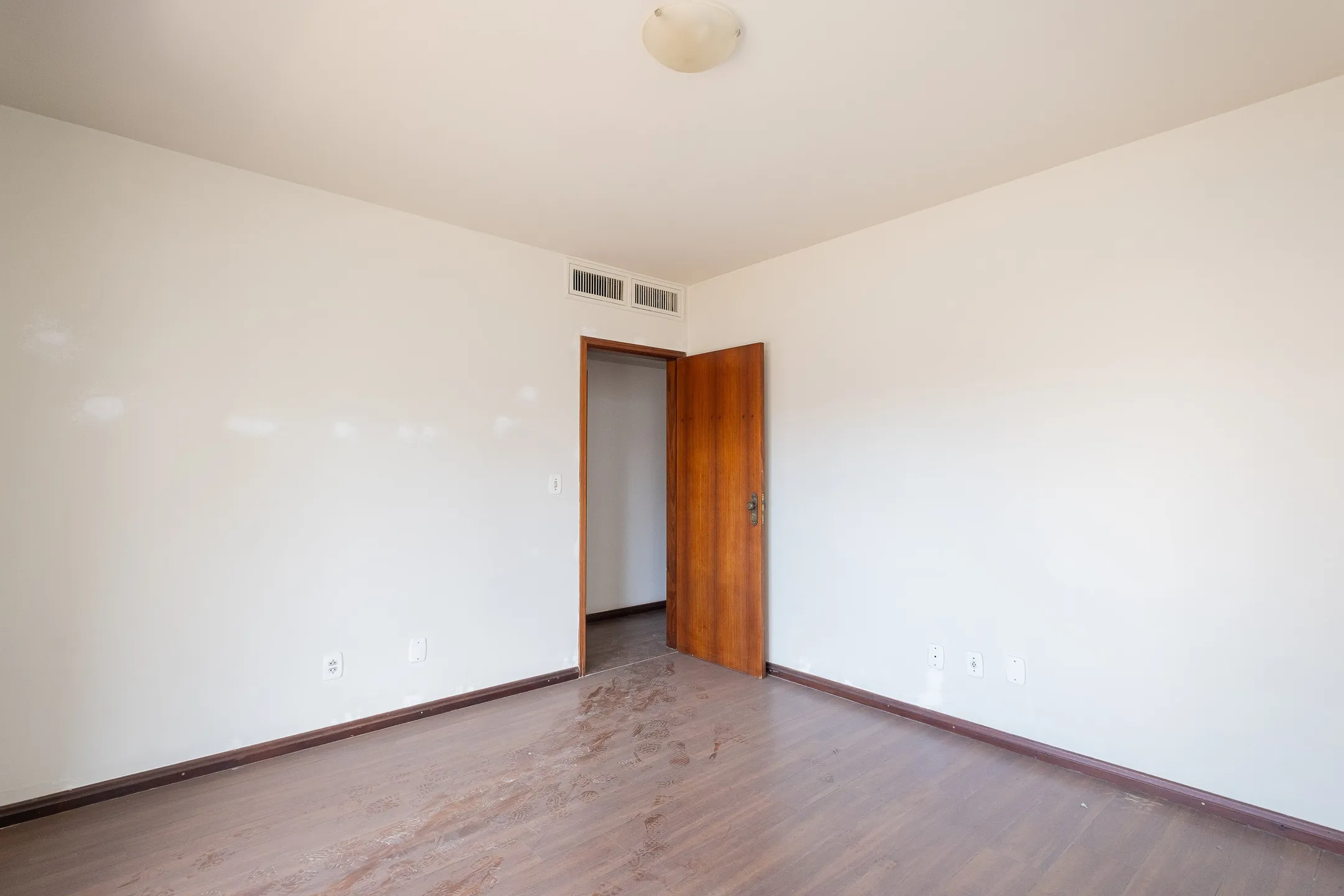 Apartamento à venda no Edifício Senador, Centro - 173 m², 3 quartos sendo (1 suíte com closet), lareira e 2 vagas cobertas. - 12