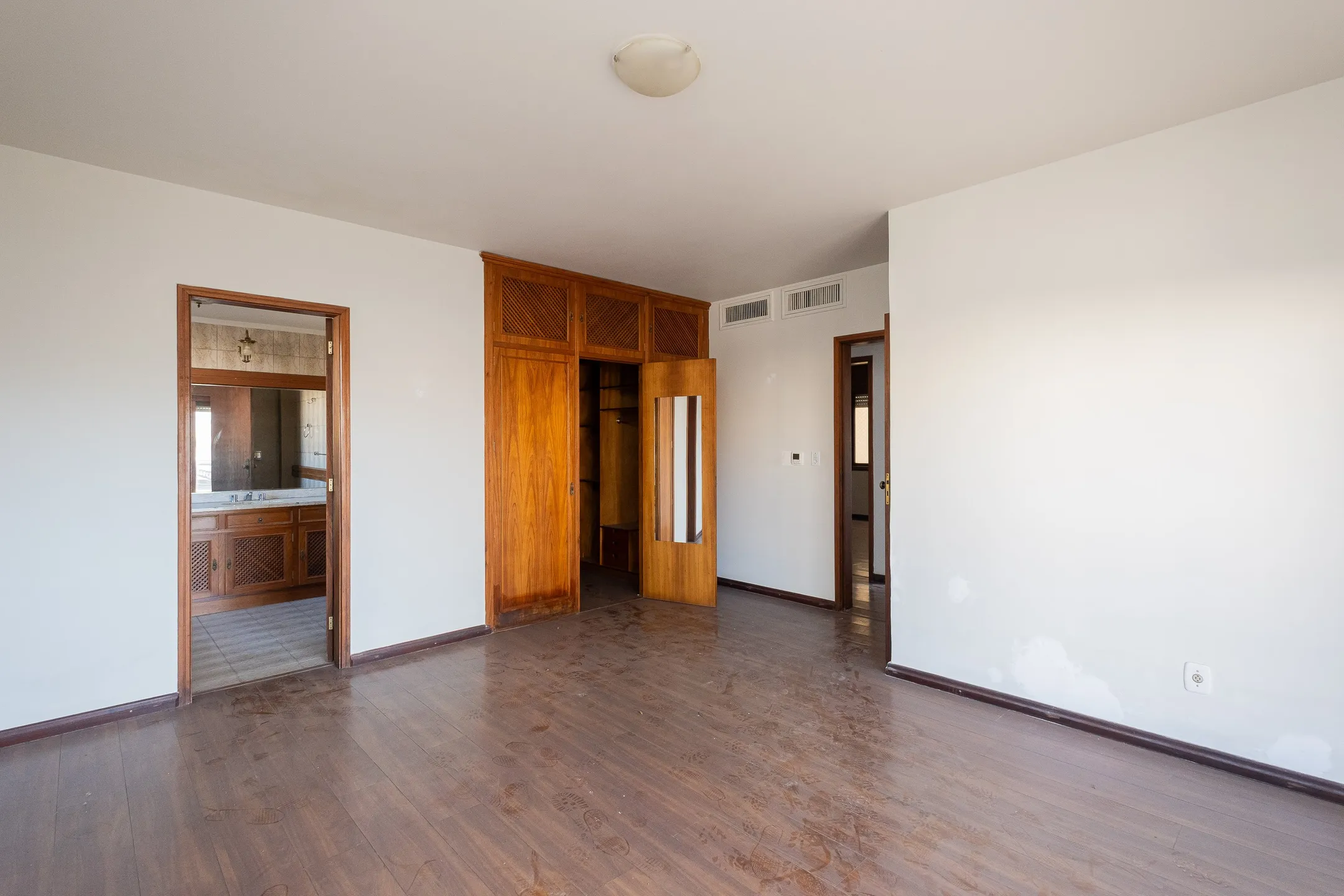 Apartamento à venda no Edifício Senador, Centro - 173 m², 3 quartos sendo (1 suíte com closet), lareira e 2 vagas cobertas. - 15
